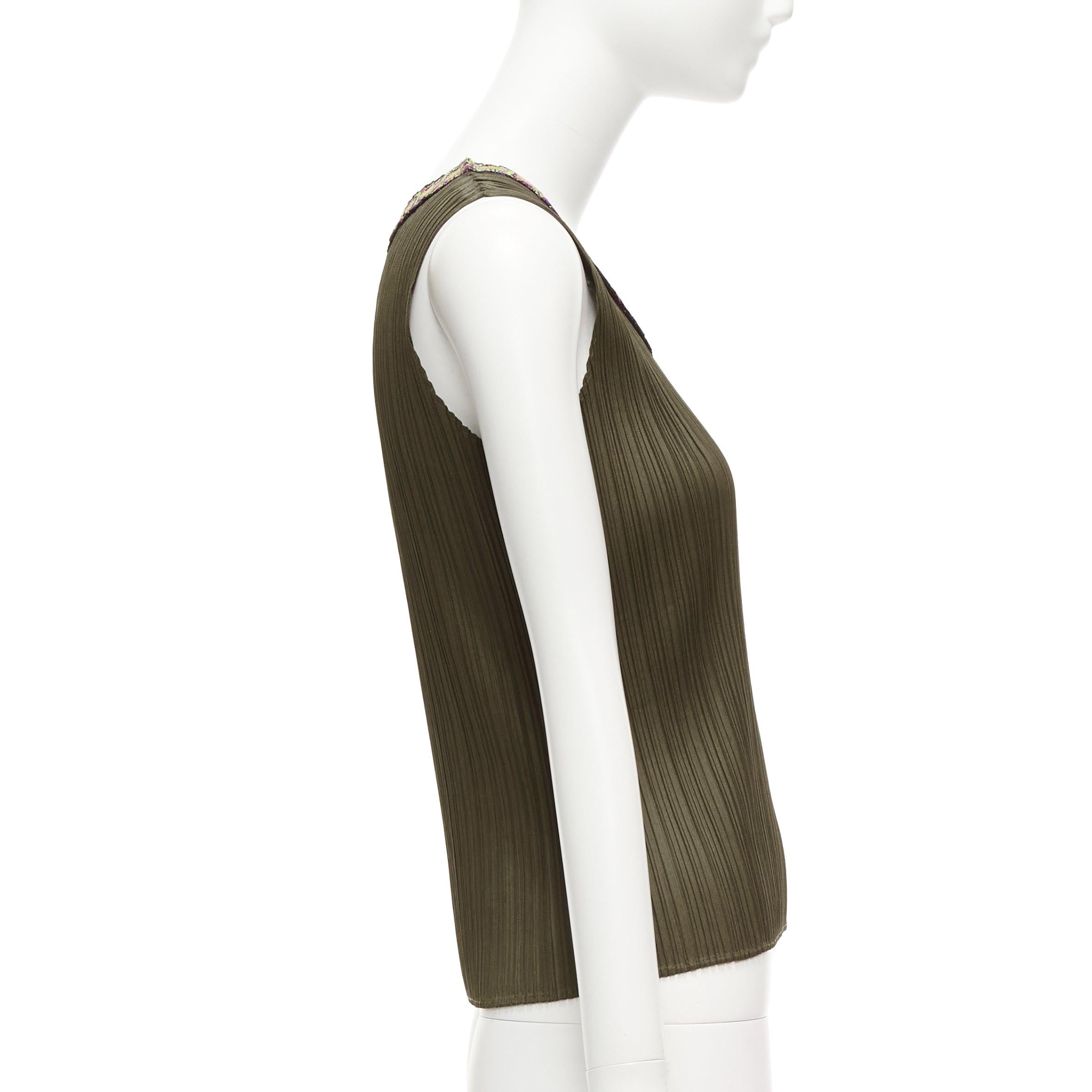 ISSEY MIYAKE Gilet Pleats Please kaki plisse orange broderie encolure JP4 XL Excellent état - En vente à Hong Kong, NT