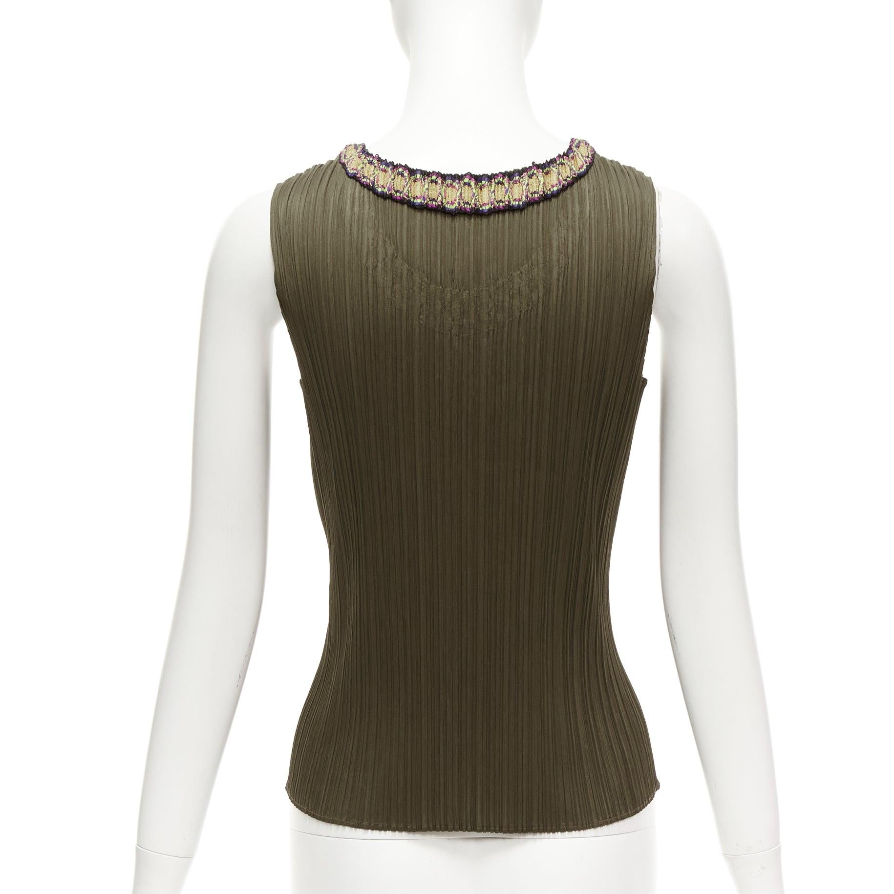ISSEY MIYAKE Gilet Pleats Please kaki plisse orange broderie encolure JP4 XL Pour femmes en vente