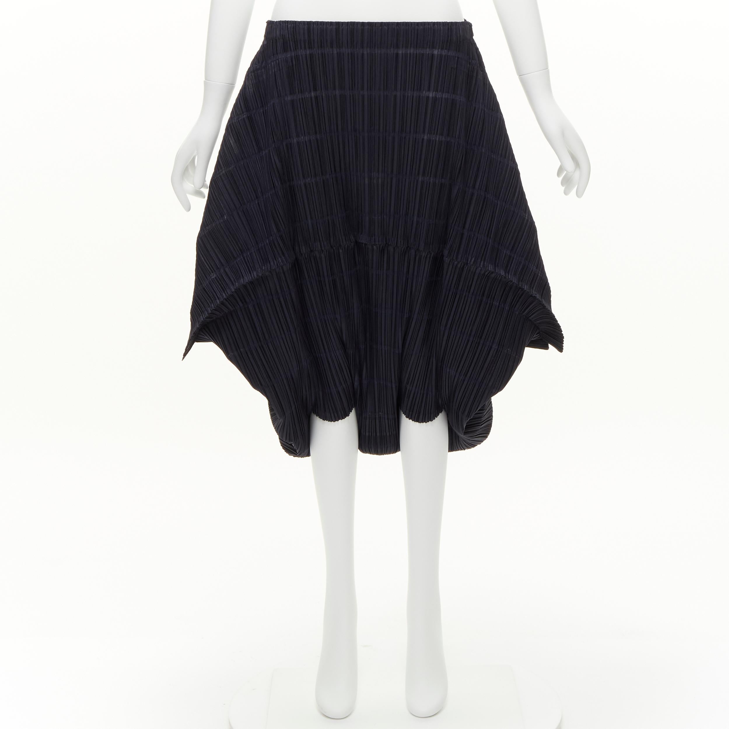 ISSEY MIYAKE PLEATS PLEASE pantaloncini con taglio 3D e cavallo a goccia M. 5