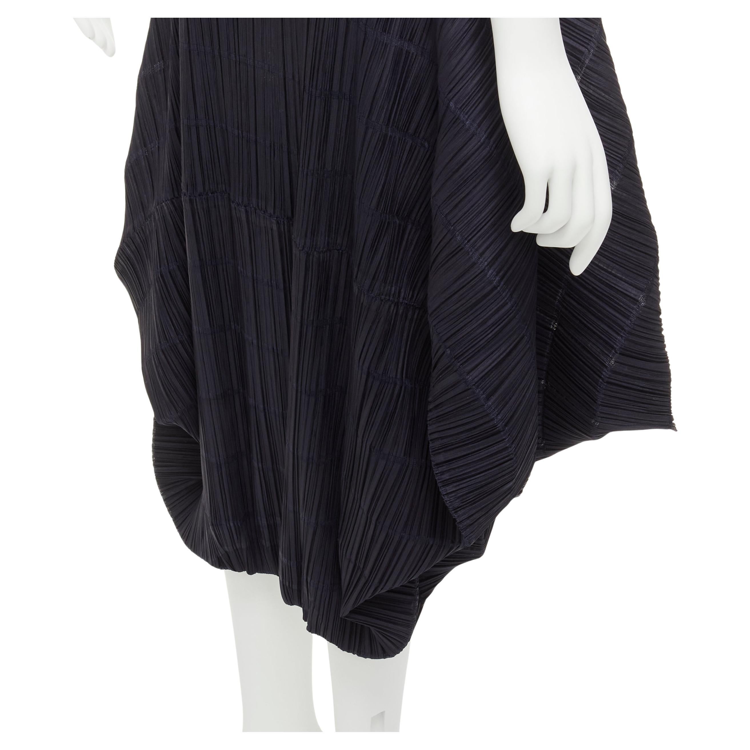 ISSEY MIYAKE PLEATS PLEASE pantaloncini con taglio 3D e cavallo a goccia M.
Riferimento: TGAS/D00021
Marchio: Issey Miyake
Materiale: Poliestere
Colore: Marina Militare
Modello: Tinta unita
Chiusura: elastica
Prodotto in: