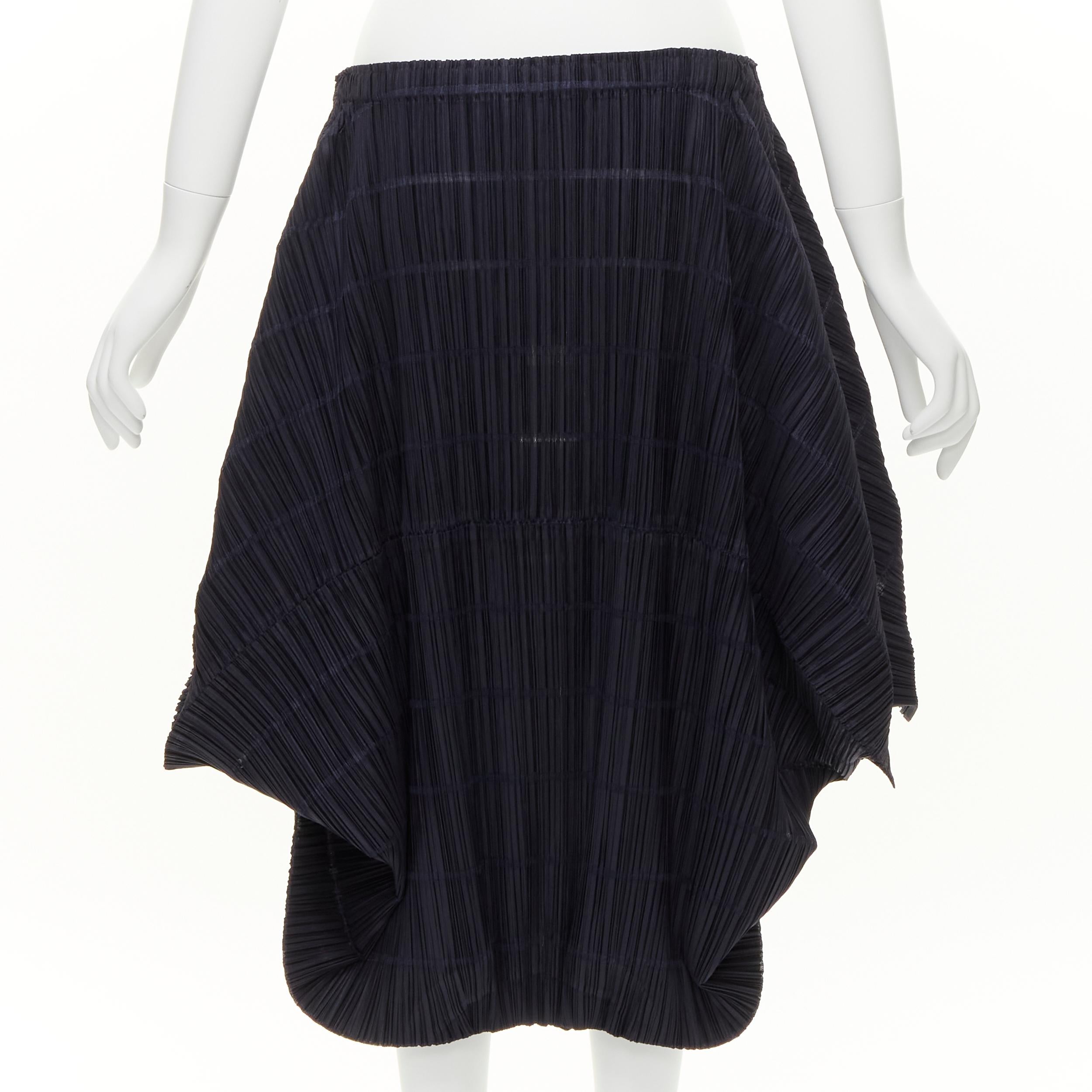 Donna ISSEY MIYAKE PLEATS PLEASE pantaloncini con taglio 3D e cavallo a goccia M.