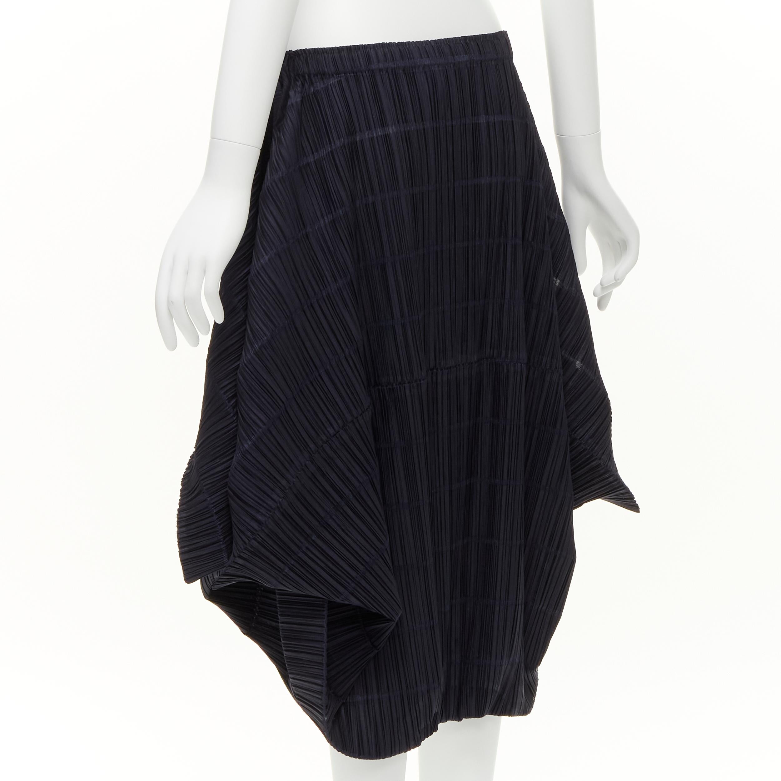 ISSEY MIYAKE PLEATS PLEASE pantaloncini con taglio 3D e cavallo a goccia M. 1