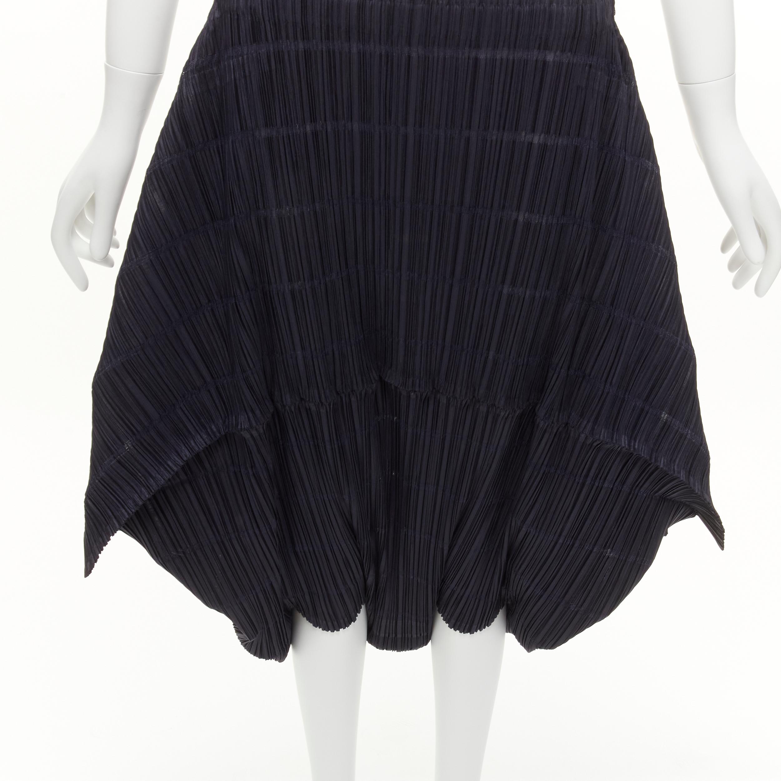 ISSEY MIYAKE PLEATS PLEASE pantaloncini con taglio 3D e cavallo a goccia M. 2