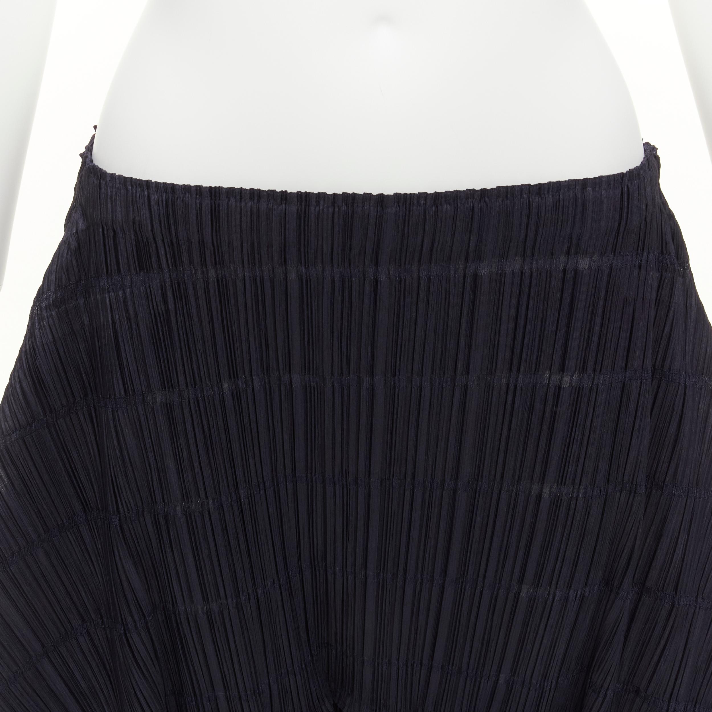 ISSEY MIYAKE PLEATS PLEASE pantaloncini con taglio 3D e cavallo a goccia M. 3