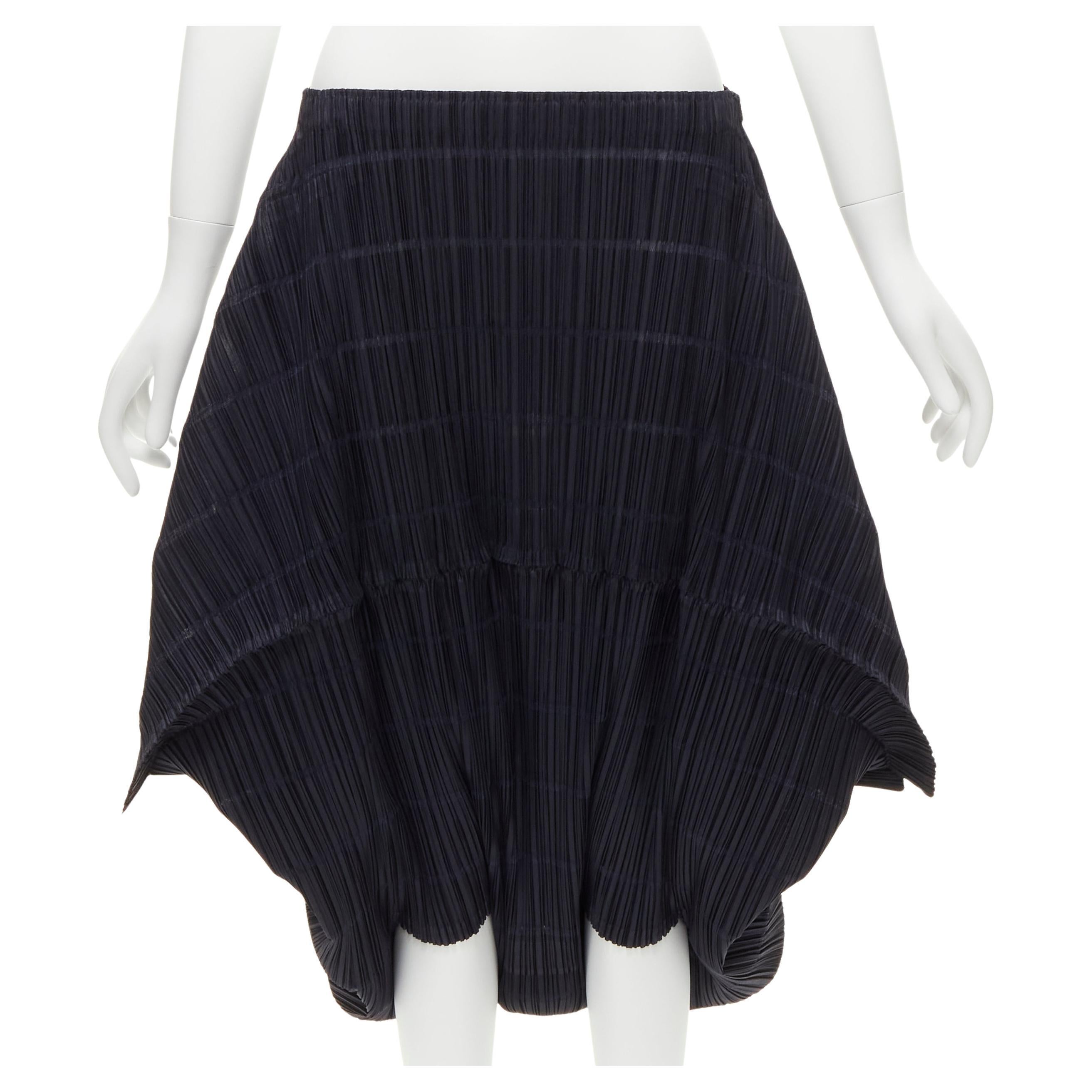ISSEY MIYAKE PLEATS PLEASE pantaloncini con taglio 3D e cavallo a goccia M.