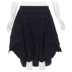 ISSEY MIYAKE PLEATS PLEASE pantaloncini con taglio 3D e cavallo a goccia M.