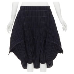ISSEY MIYAKE PLEATS PLEASE pantaloncini con taglio 3D e cavallo a goccia M.