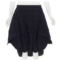 Issey Miyake PLEATS Please short circulaire marine à coupe 3D et entrejambe plongeant M