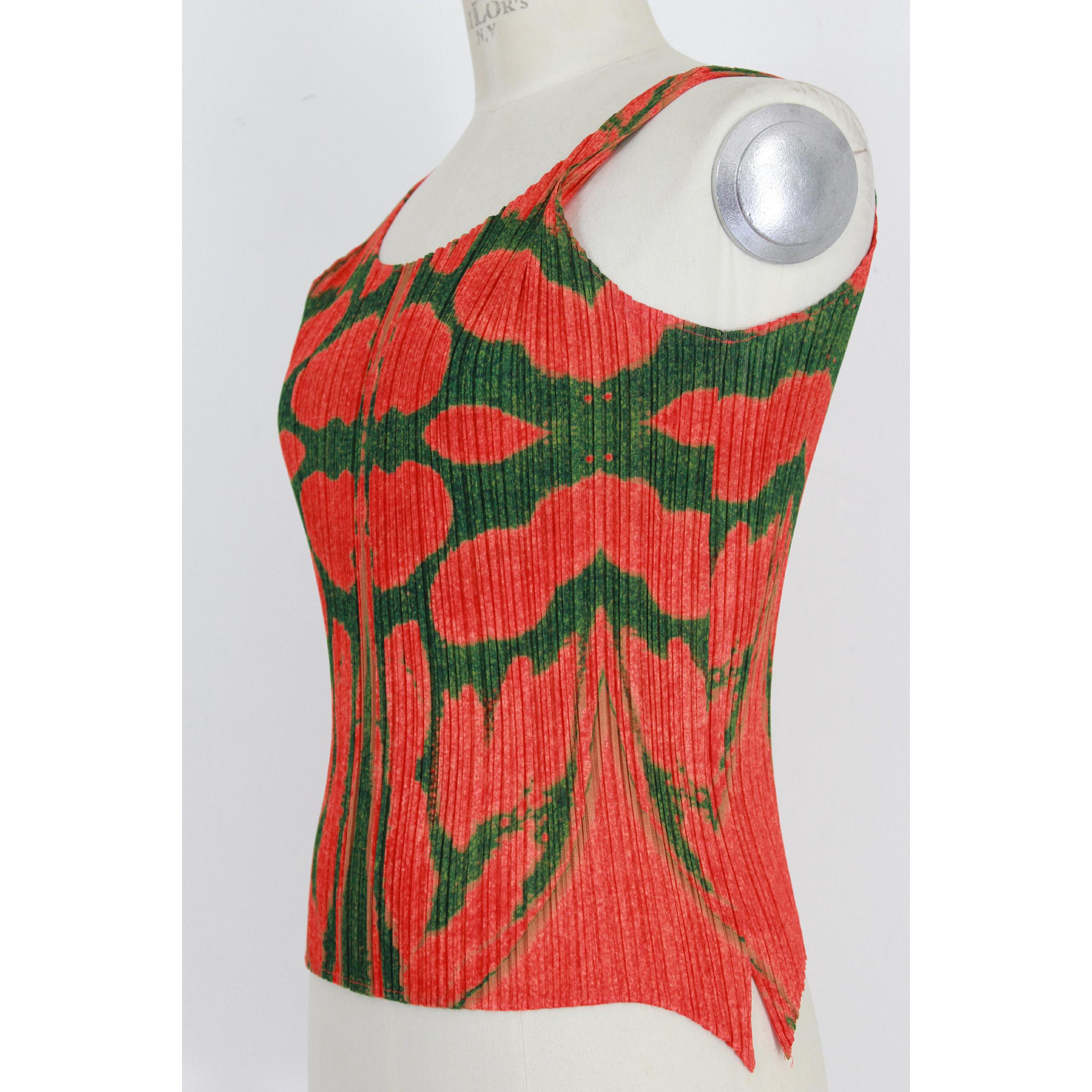 Issey Miyake Pleats Please a women's vintage summer shirt. Orange and green color with geometric designs, 100% polyester. Sleeveless pleated model. 90s. Made in Japan. Excellent vintage condition. 

Size: 40 It 6 Us 8 Uk 3 Jp 

Shoulder: 42 cm