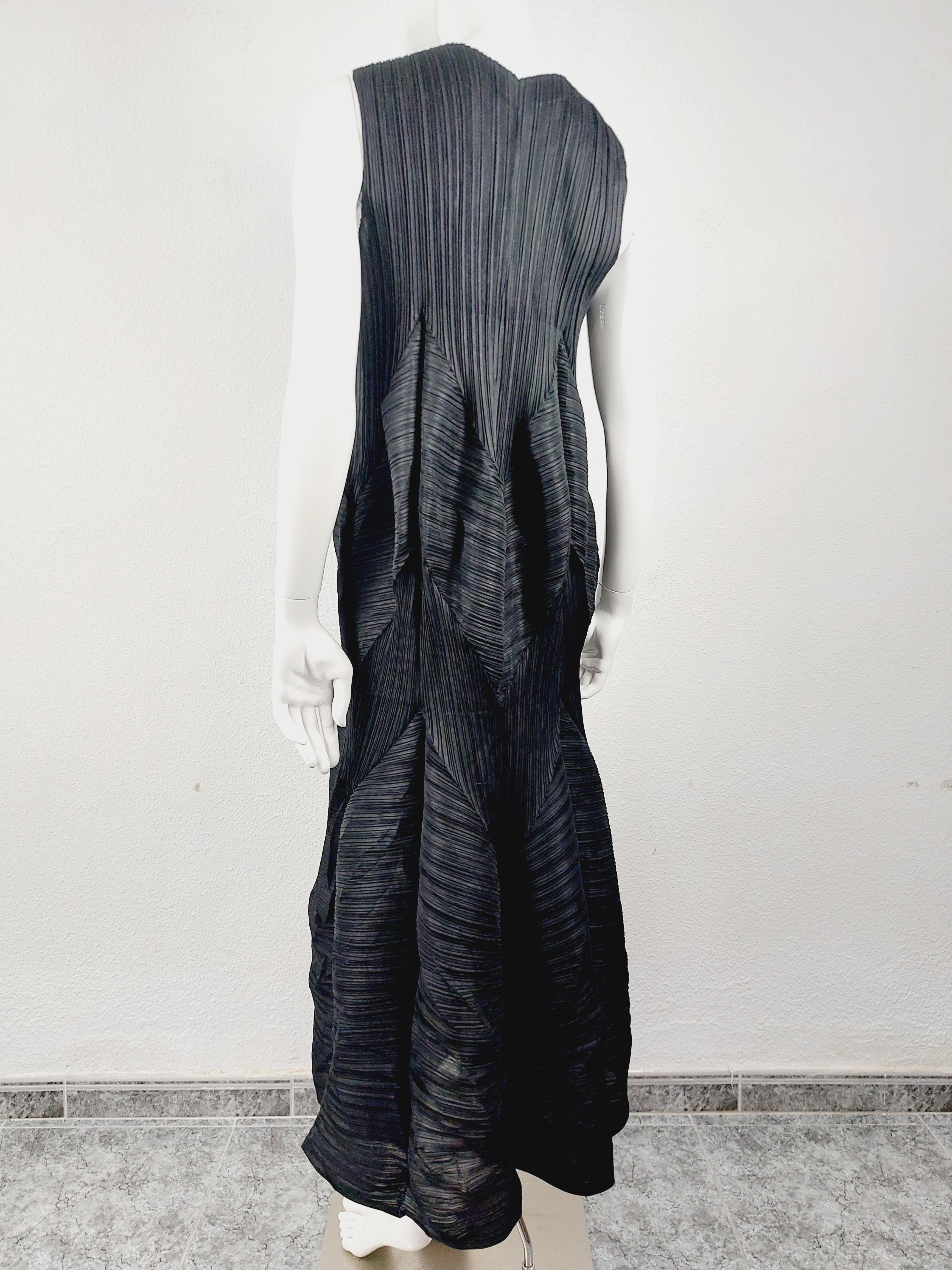 Issey Miyake Pleats Please Origami Ruffled Japanese Kimono Black Long Maxi Sleeveless Pleated dress
Soft folds further the rich dimension of this elegantly draped maxi dress featuring Issey Miyake's signature garment-pleating for a wrinkle-resistant
