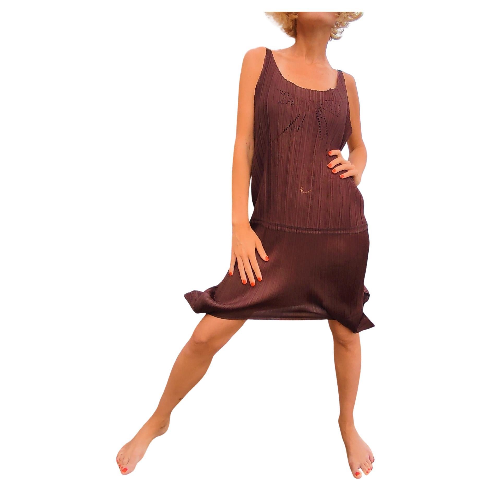 Issey Miyake Pleats Please - Robe réversible plissée avec nœud marron et dentelle sur les 2 côtés en vente