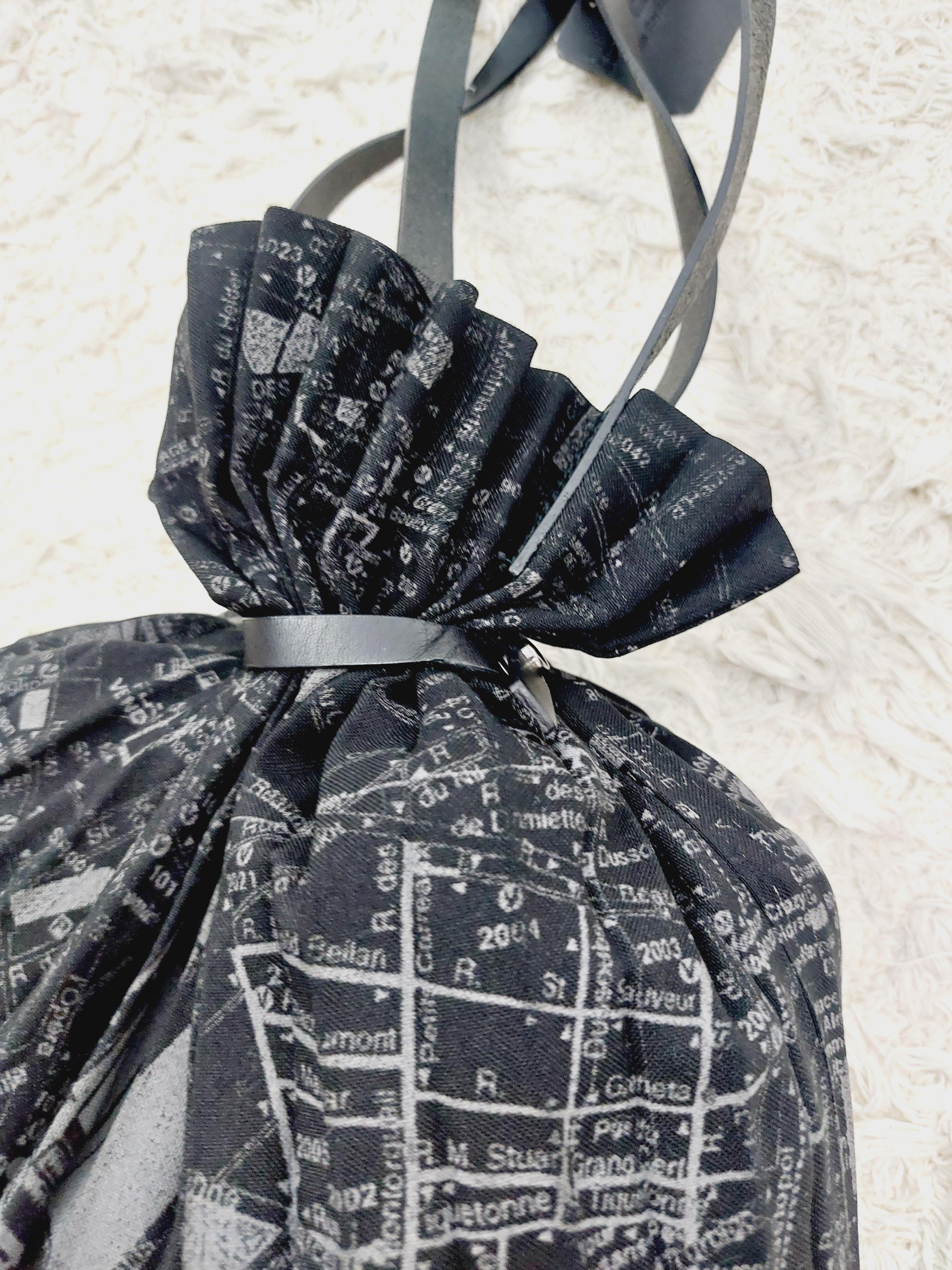 Issey Miyake Pleats Please Pleated Paris City Metro Line Map Sac à main
Rare sac à plis Issey Miyake avec un motif de lignes de métro, de rues et de cartes de Paris.
Pliable avec une sangle en cuir.
Excellent état, aucun signe d'usure.
Tissu :