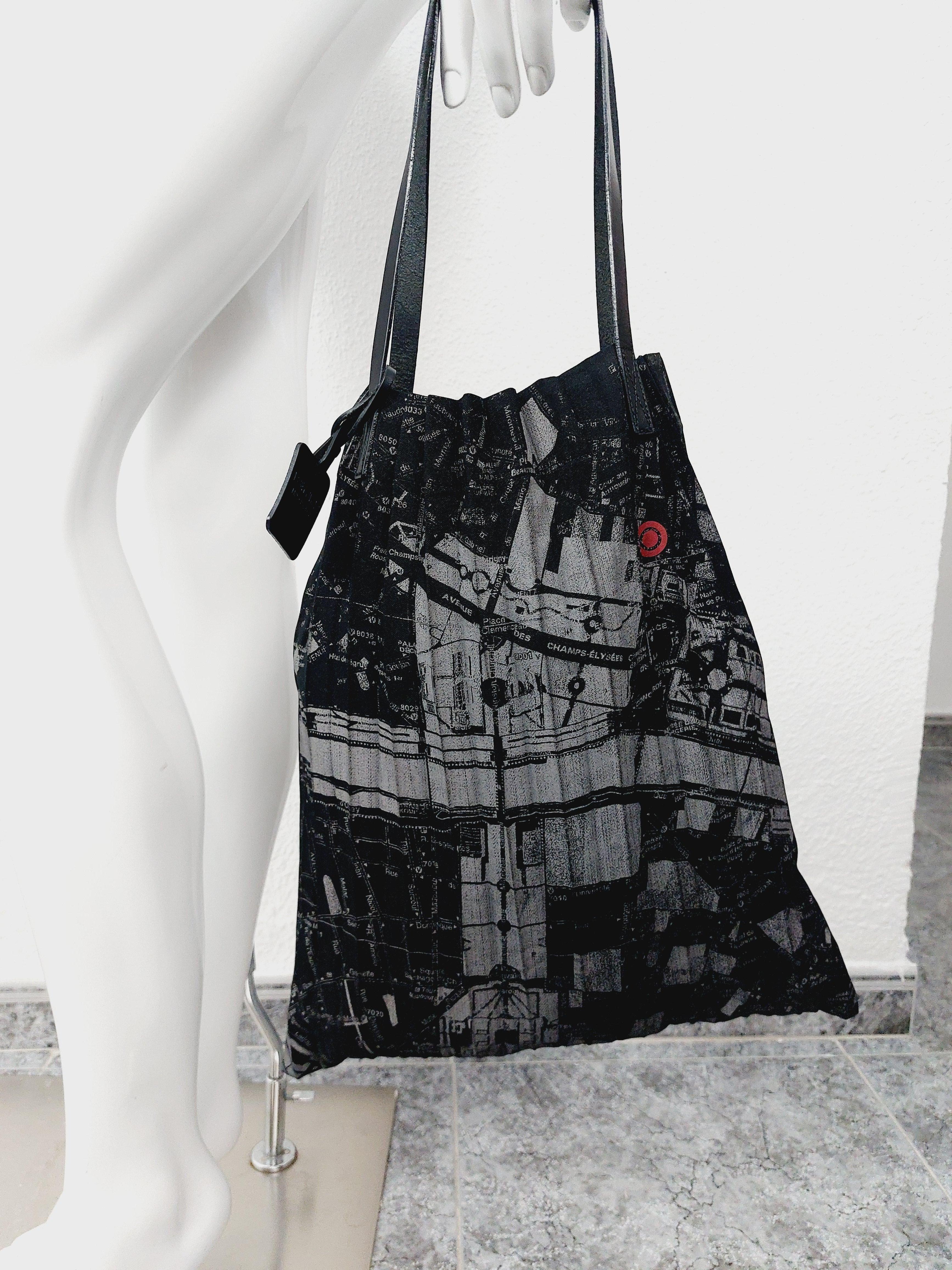 Issey Miyake Pleats Please Sac à main plissé Paris City Metro Line carte vintage Excellent état - En vente à PARIS, FR