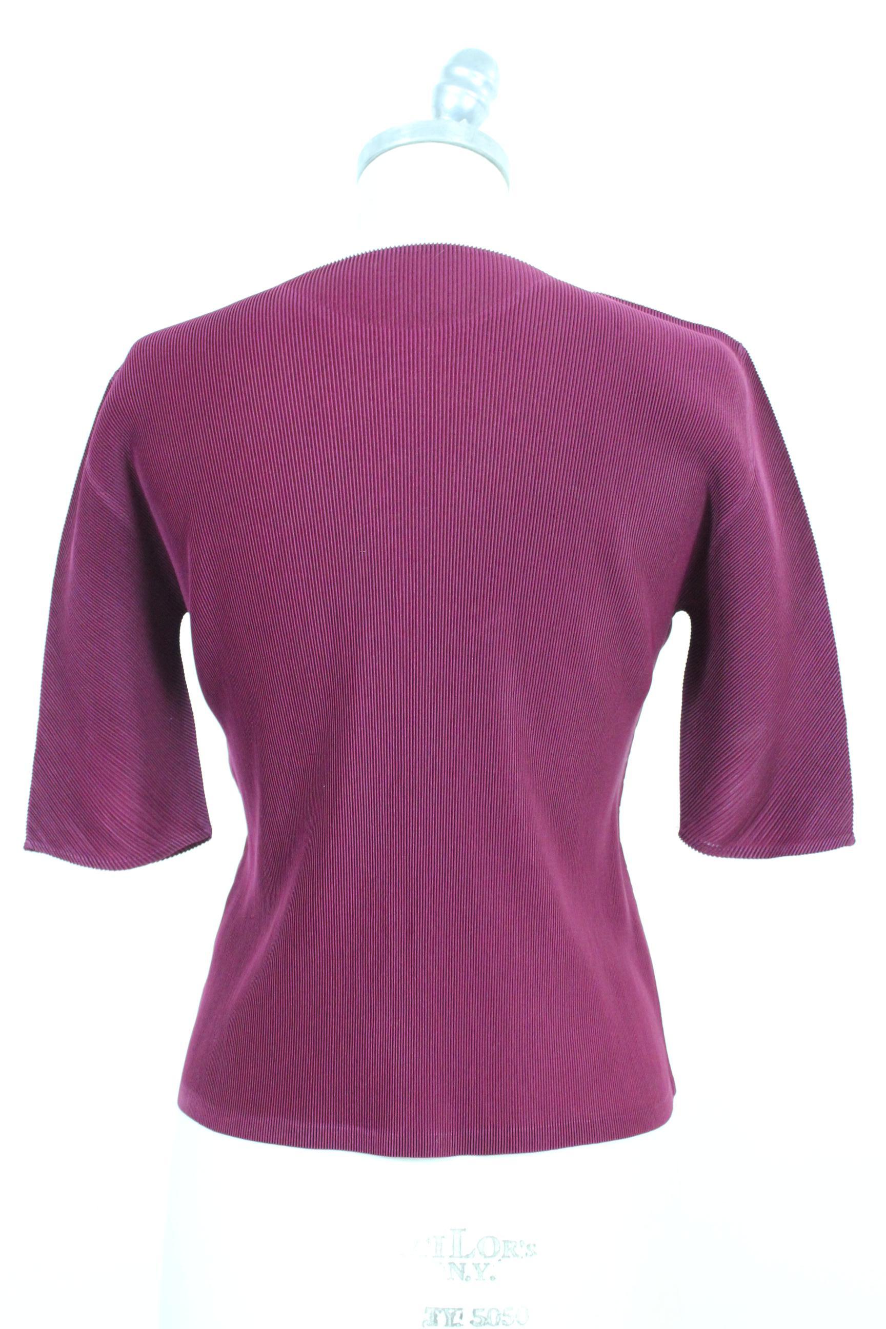 Issey Miyake Pleats Please 90's vintage women's shirt. Short model pleated, burgundy color, 100% polyester. Made in Japan. Excellent vintage condition.

Size: 42 It 8 Us 10 Uk 3 Jp

Shoulder: 42 cm 
Chest / Chest: 44 cm 
Sleeve: 27 cm 
Length: 57 cm