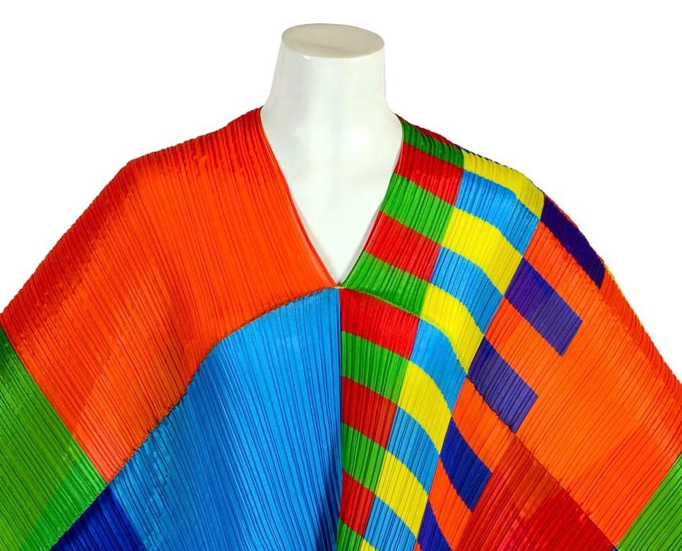 Please Pleats Issey Miyake Spring Summer 1996 Collection
Rainbow pleated poncho
100% Polyester
One size
Made in Japan
Measures:
Length  cm. 120
Width cm. 100
Excellent condition
The measurements are approximately, it is not possible to take them