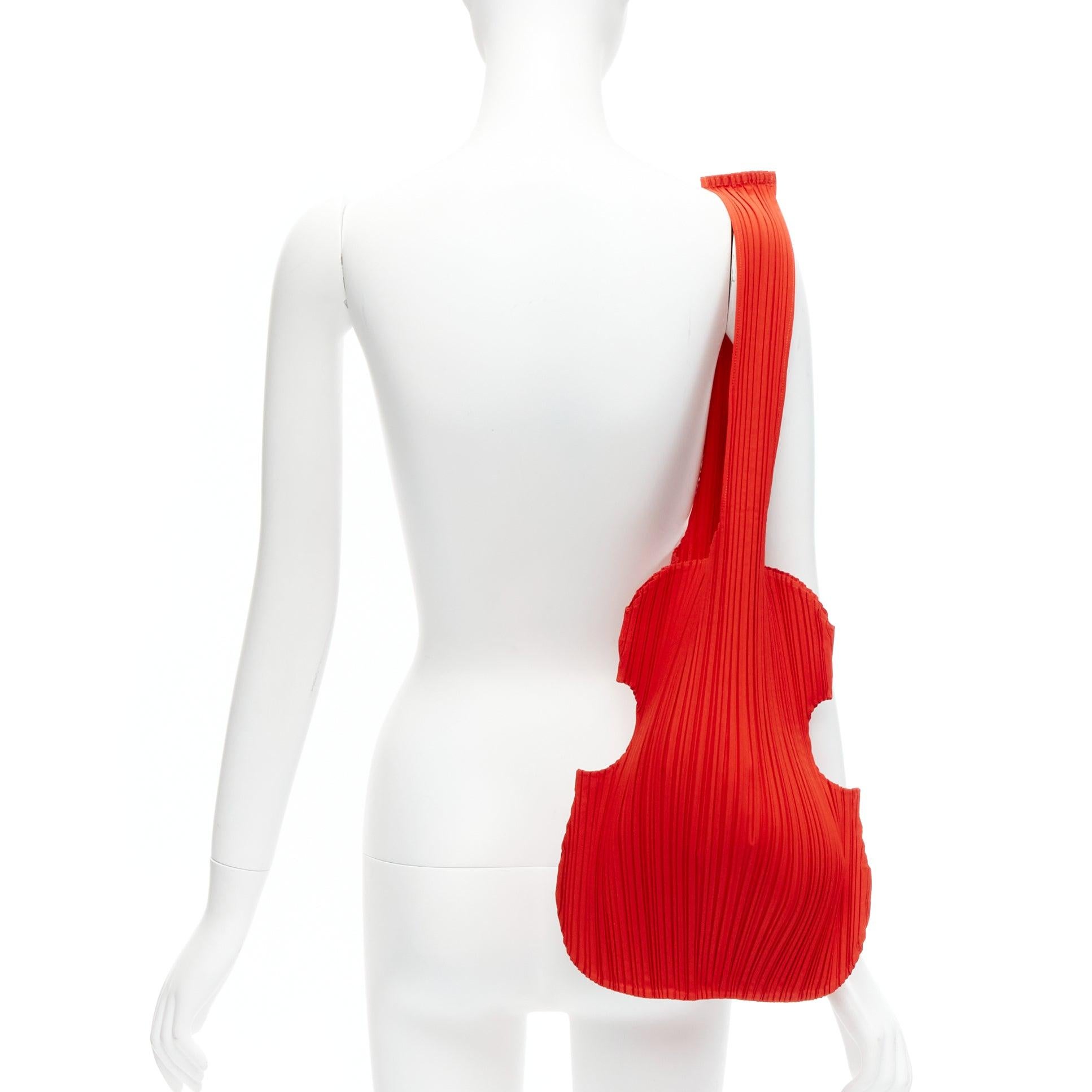ISSEY MIYAKE PLEATS PLEASE rare limited edition red plisse guitar tote bag
Reference: TGAS/D00601
Brand: Issey Miyake
Collection: Pleats Please 2020
Material: Fabric
Color: Red
Pattern: Solid
Closure: Open Top
Extra Details: Design cut in a Guitar