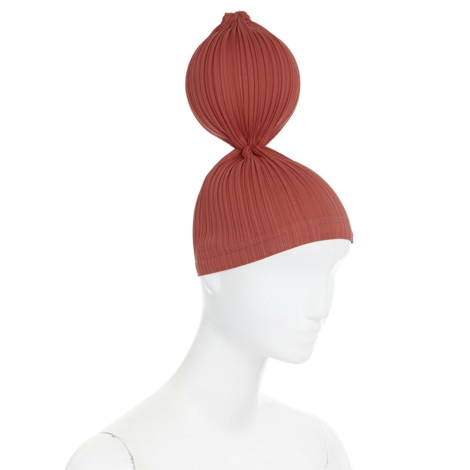 ISSEY MIYAKE PLEATS PLEASE
Signature pleated polyester. Red. Single spherical ball bobble design. Stretch fit. Statement party hat. Grosgrain trimmed along lining. Made in Japan.

CONDITION
New without brand tag. This is a Issey Miyake Pleats Please