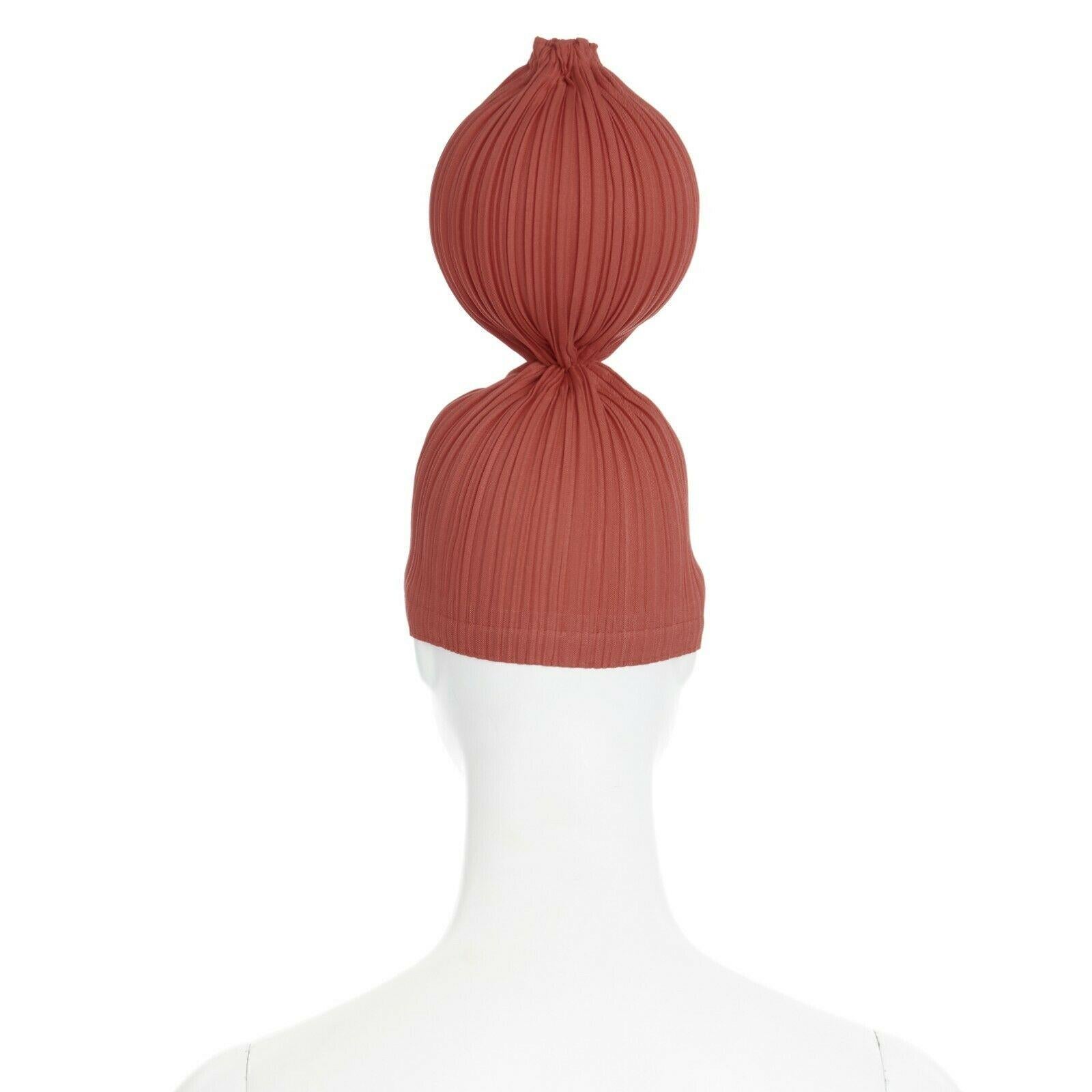 ISSEY MIYAKE PLEATS PLEASE red pleated single sphere ball bubble statement hat In Excellent Condition In Hong Kong, NT