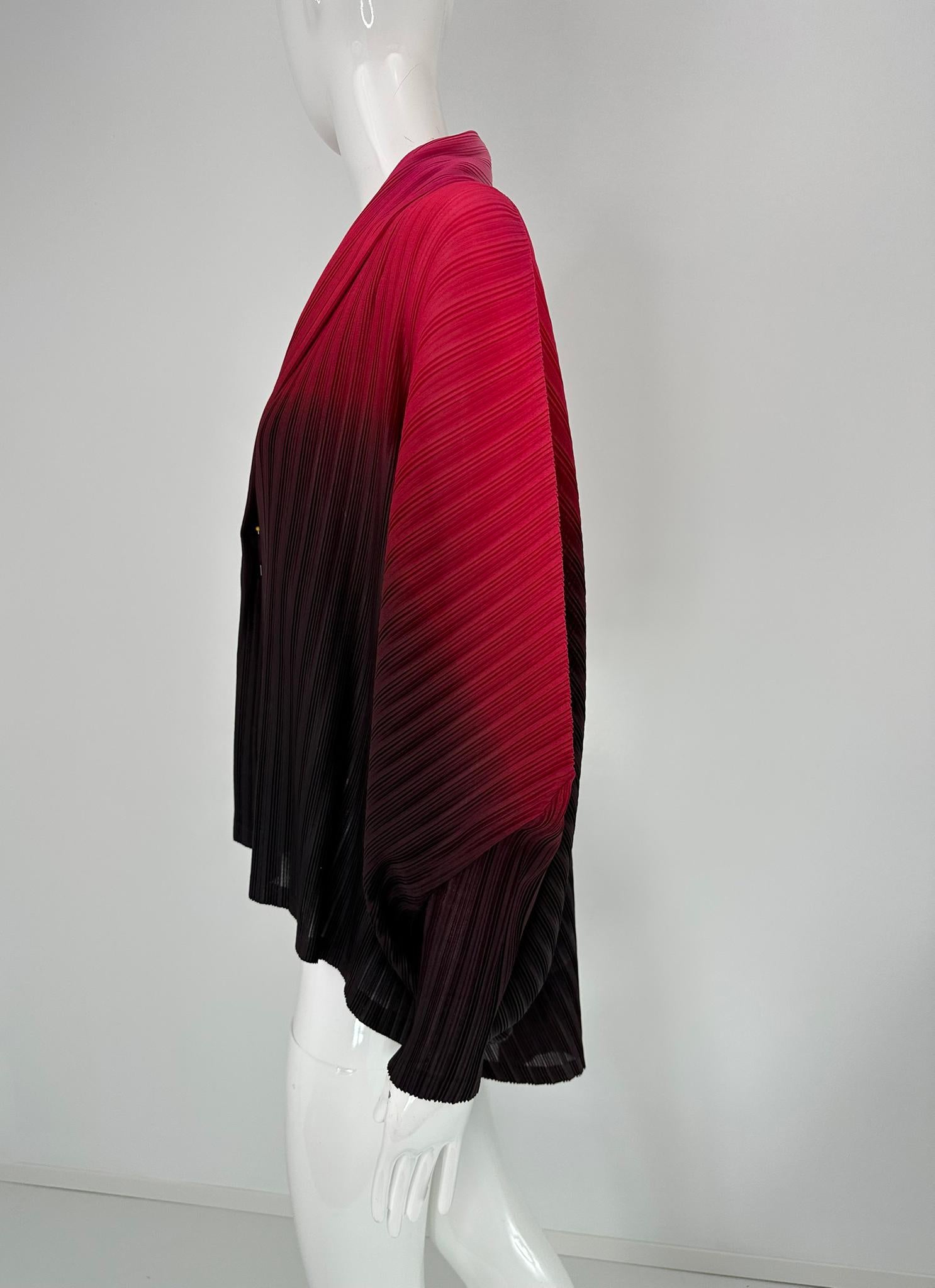 Issey Miyake Pleats Please Chaqueta ala de murciélago con cuello chal rojo a negro ombre en venta 5