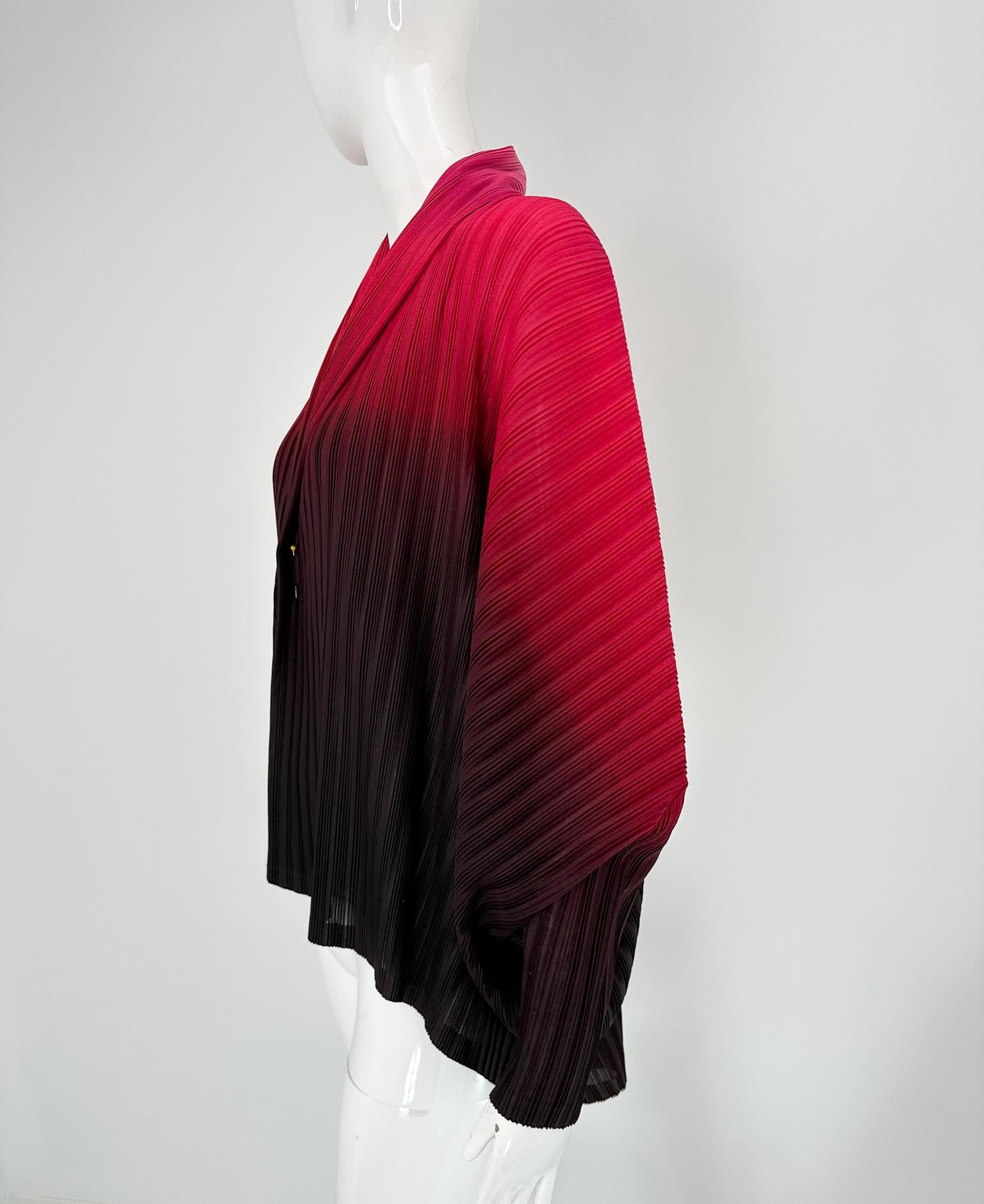 Issey Miyake Pleats Please Chaqueta ala de murciélago con cuello chal rojo a negro ombre en venta 6