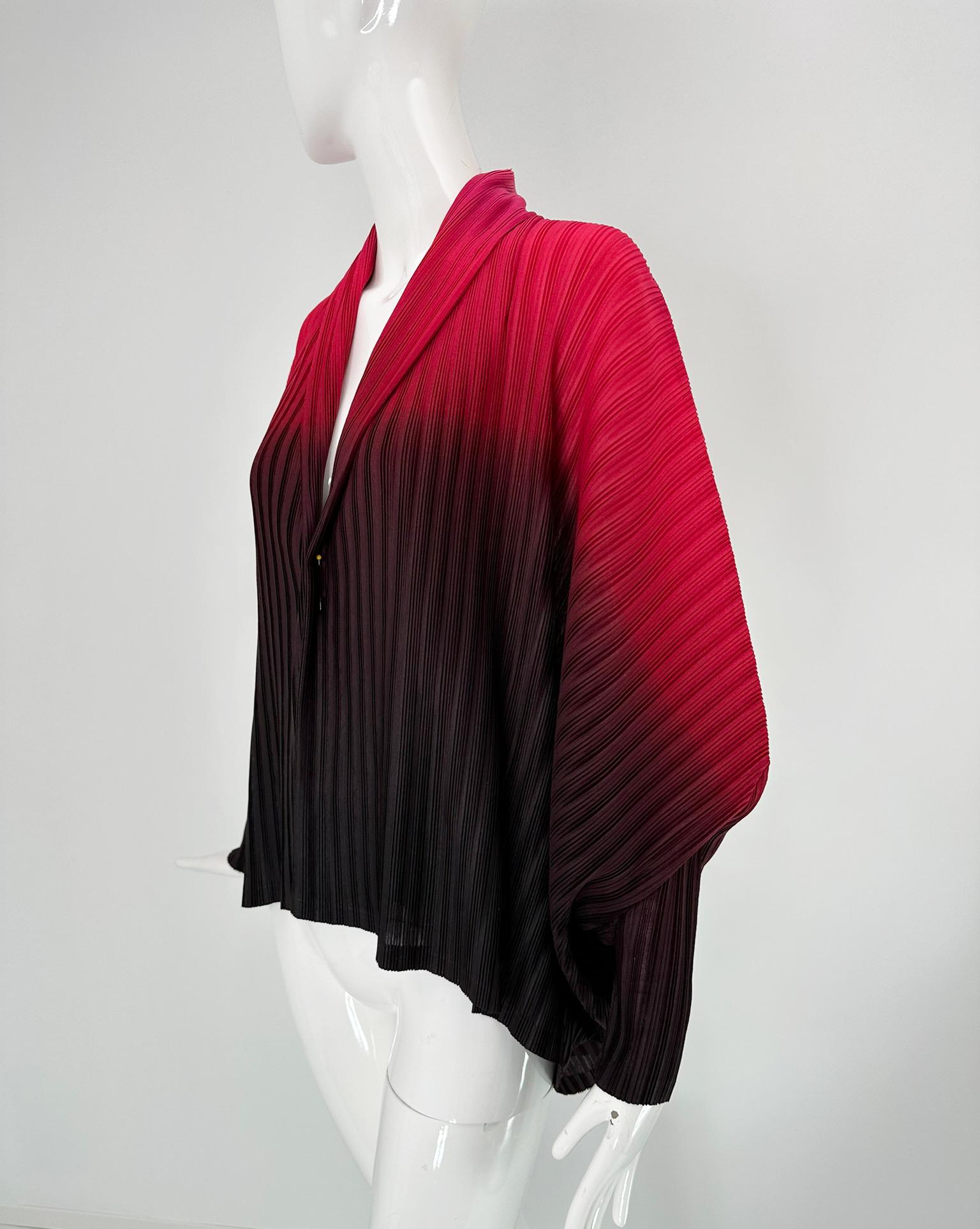Issey Miyake Pleats Please Chaqueta ala de murciélago con cuello chal rojo a negro ombre en venta 7