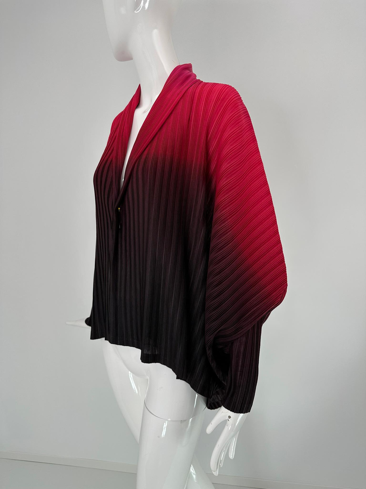 Issey Miyake Pleats Please Chaqueta ala de murciélago con cuello chal rojo a negro ombre en venta 8