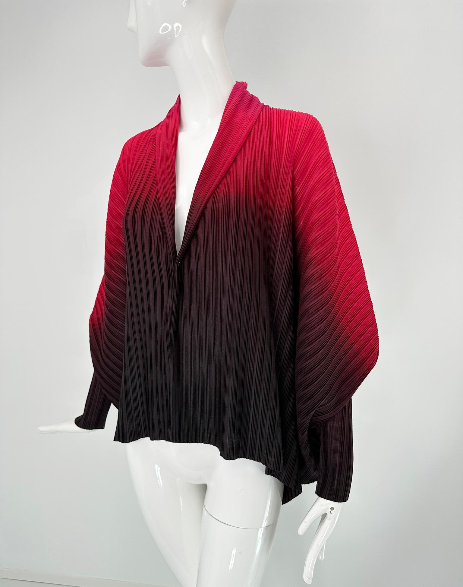 Issey Miyake Pleats Please Chaqueta ala de murciélago con cuello chal rojo a negro ombre en venta 9