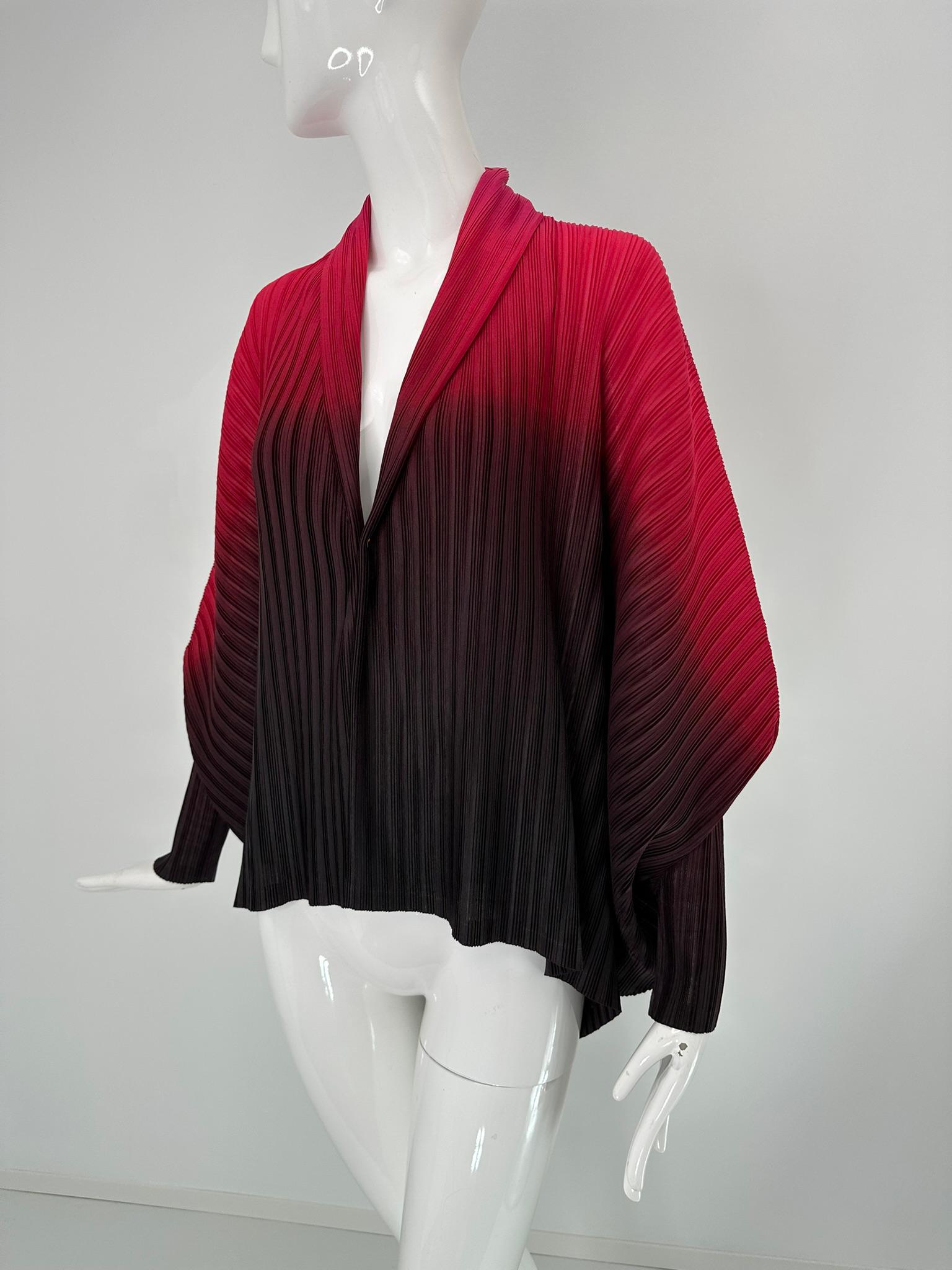 Issey Miyake Pleats Please Chaqueta ala de murciélago con cuello chal rojo a negro ombre en venta 10