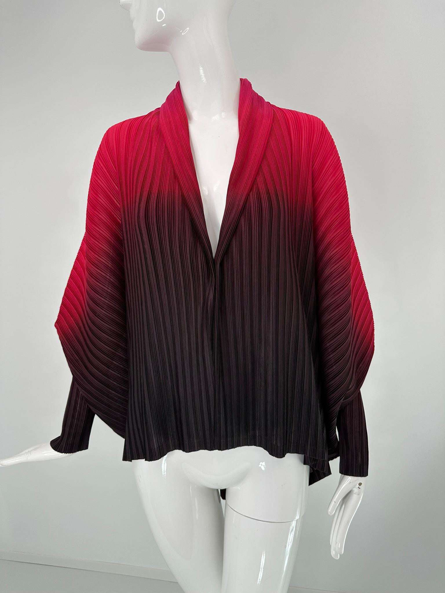 Issey Miyake Pleats Please Chaqueta ala de murciélago con cuello chal rojo a negro ombre en venta 11