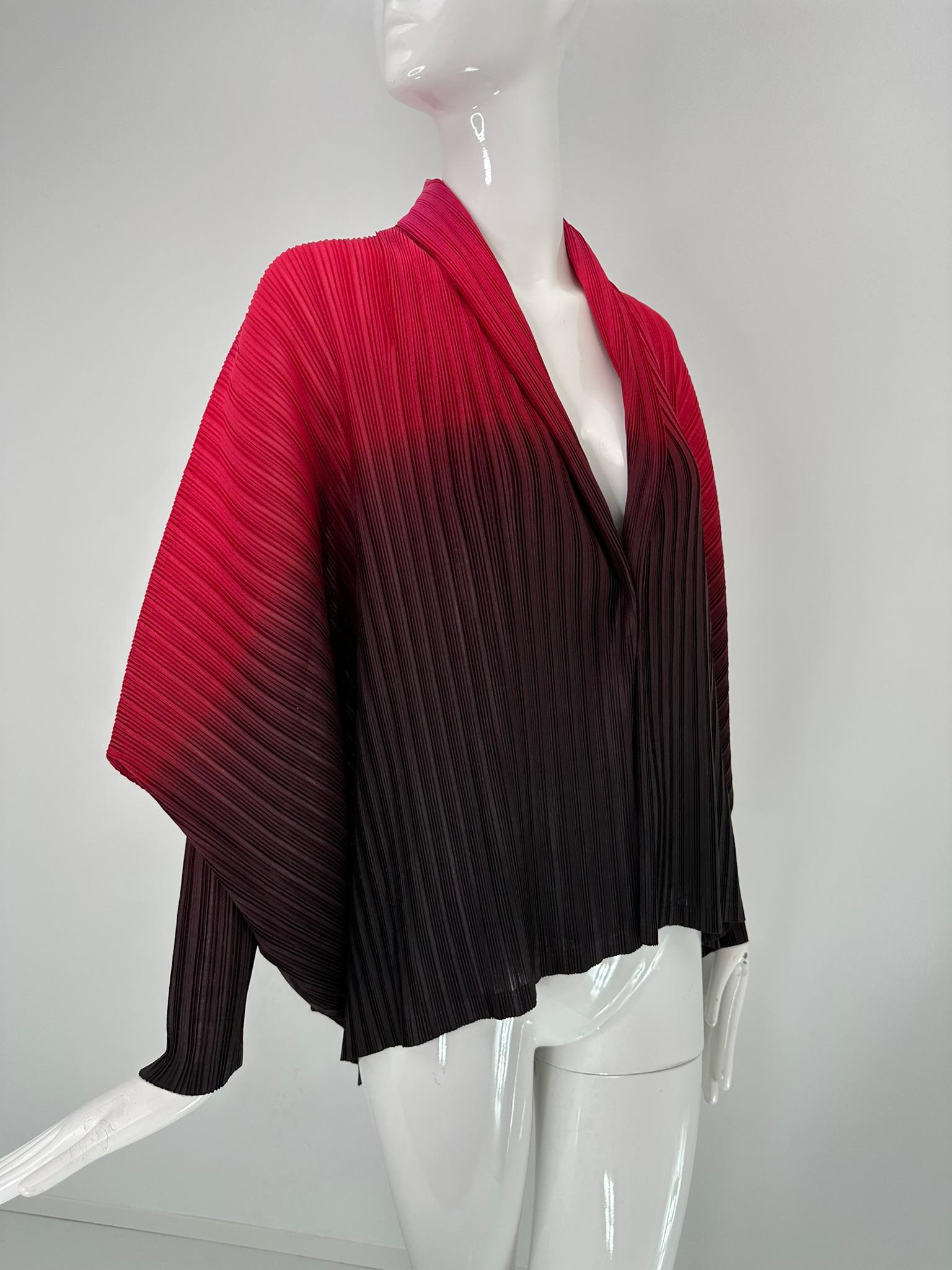Issey Miyake Pleats Please Chaqueta ala de murciélago con cuello chal rojo a negro ombre Negro en venta