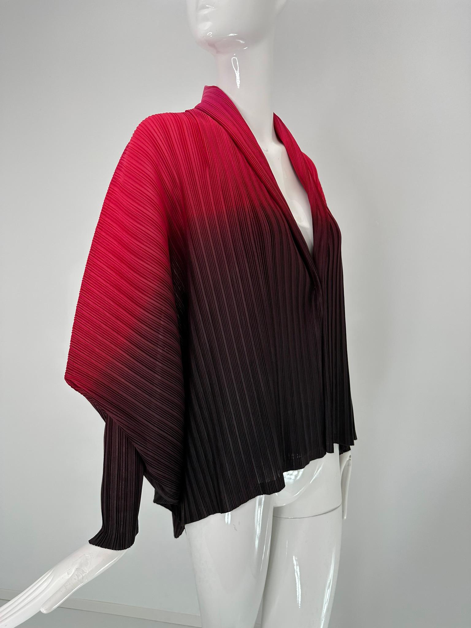 Issey Miyake Pleats Please Chaqueta ala de murciélago con cuello chal rojo a negro ombre en Bueno estado para la venta en West Palm Beach, FL