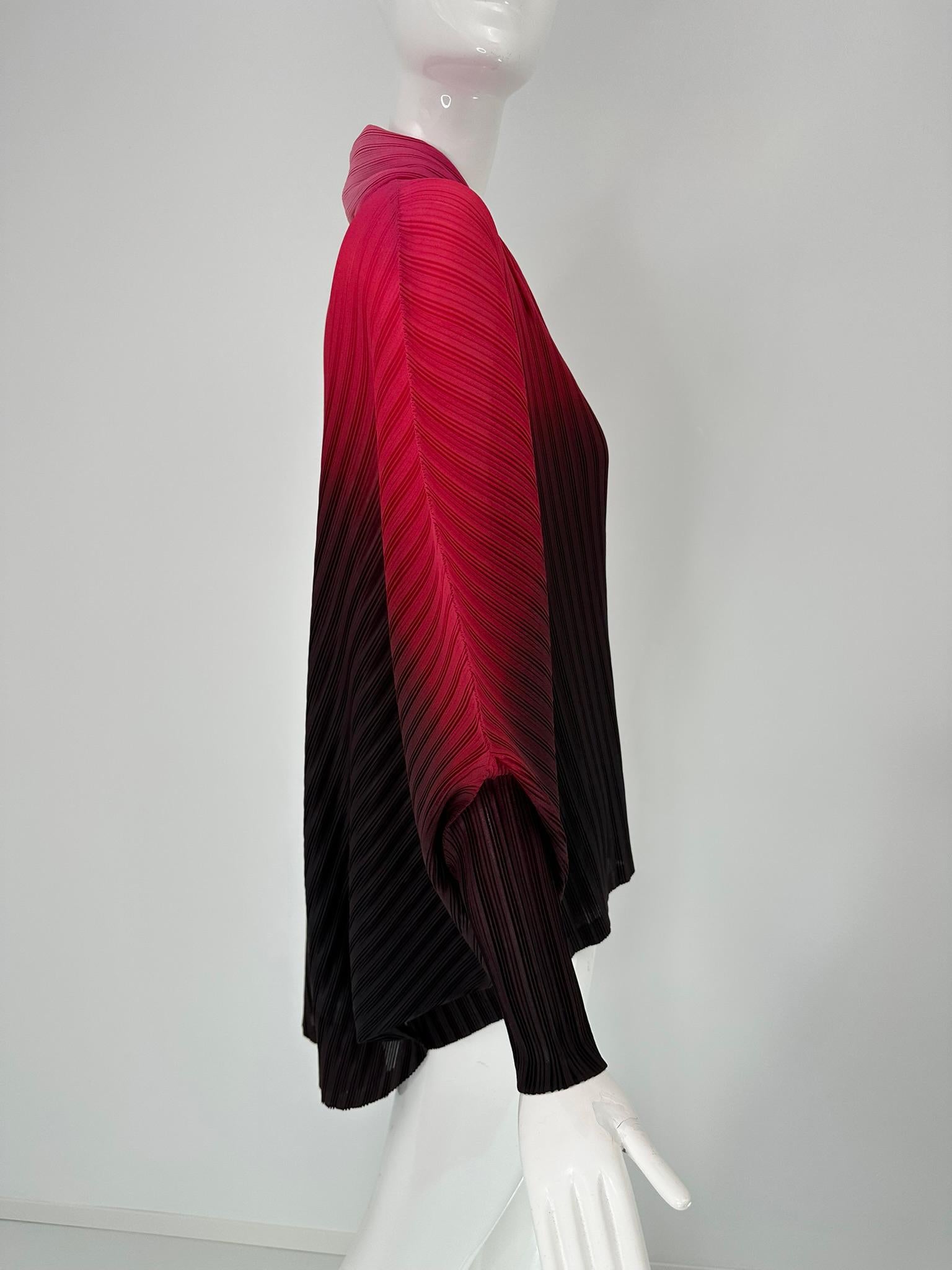De las mujeres Issey Miyake Pleats Please Chaqueta ala de murciélago con cuello chal rojo a negro ombre en venta