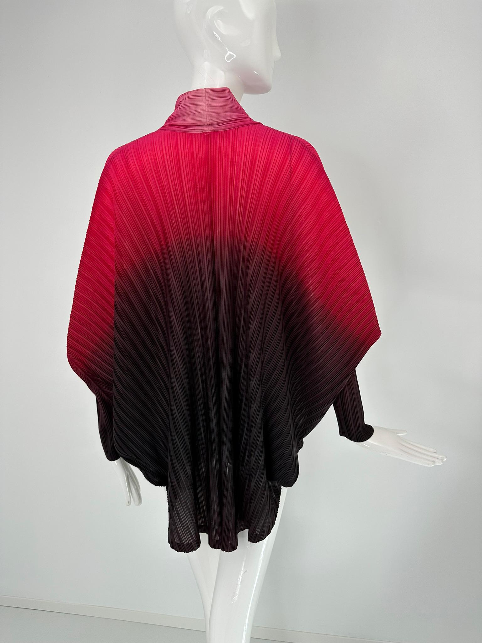 Issey Miyake Pleats Please Chaqueta ala de murciélago con cuello chal rojo a negro ombre en venta 2