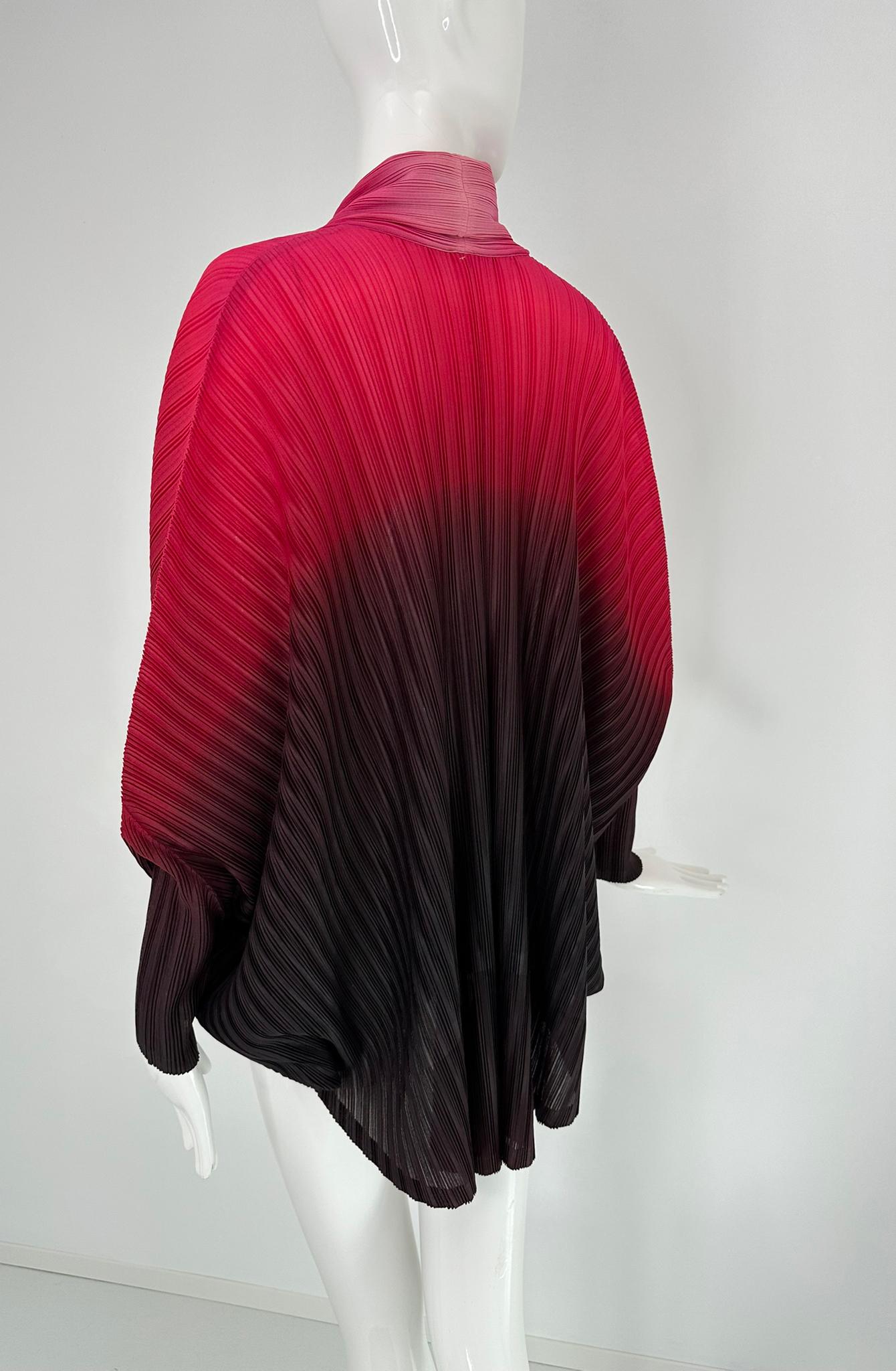 Issey Miyake Pleats Please Chaqueta ala de murciélago con cuello chal rojo a negro ombre en venta 3