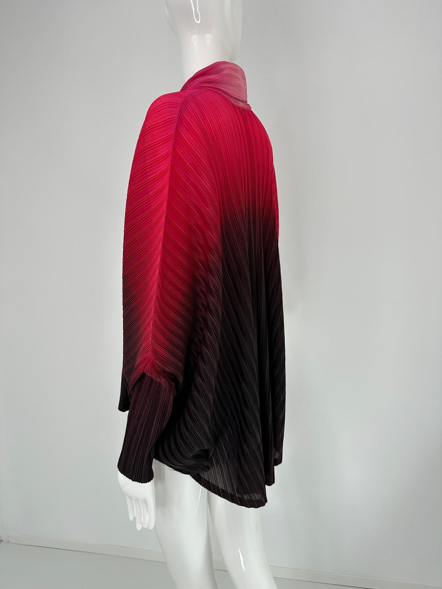 Issey Miyake Pleats Please Chaqueta ala de murciélago con cuello chal rojo a negro ombre en venta 4