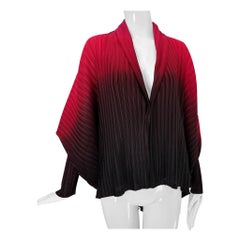 Issey Miyake Pleats Please Chaqueta ala de murciélago con cuello chal rojo a negro ombre