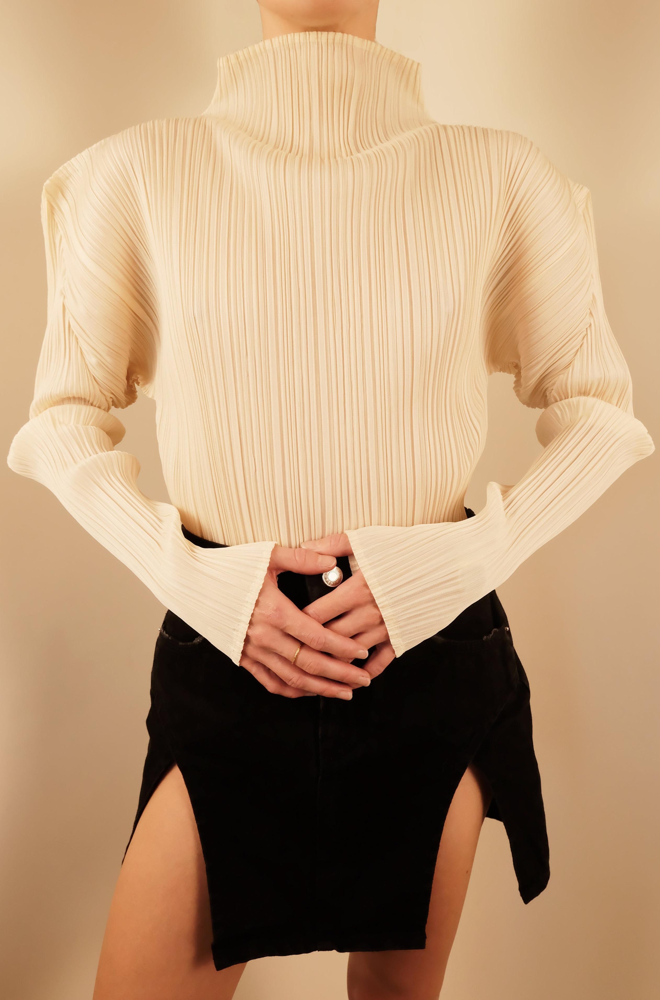 ISSEY MIYAKE Pleats Please Sculptural Cream Blouse with Exaggerated Silhouette In Good Condition For Sale In Morongo Valley, CA