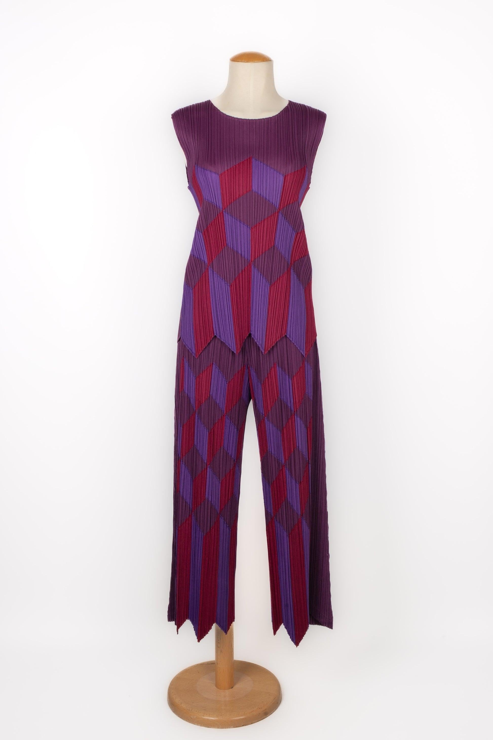 Issey Miyake - (Made in Japan) Conjunto Pleats Please compuesto por una chaqueta, un top y un pantalón. Talla 4.

Más información:
Estado: Muy buen estado
Dimensiones: Arriba: Pecho: 41 cm - Largo: 65 cm
Pantalón: Cintura: 33 cm - Largo: 88