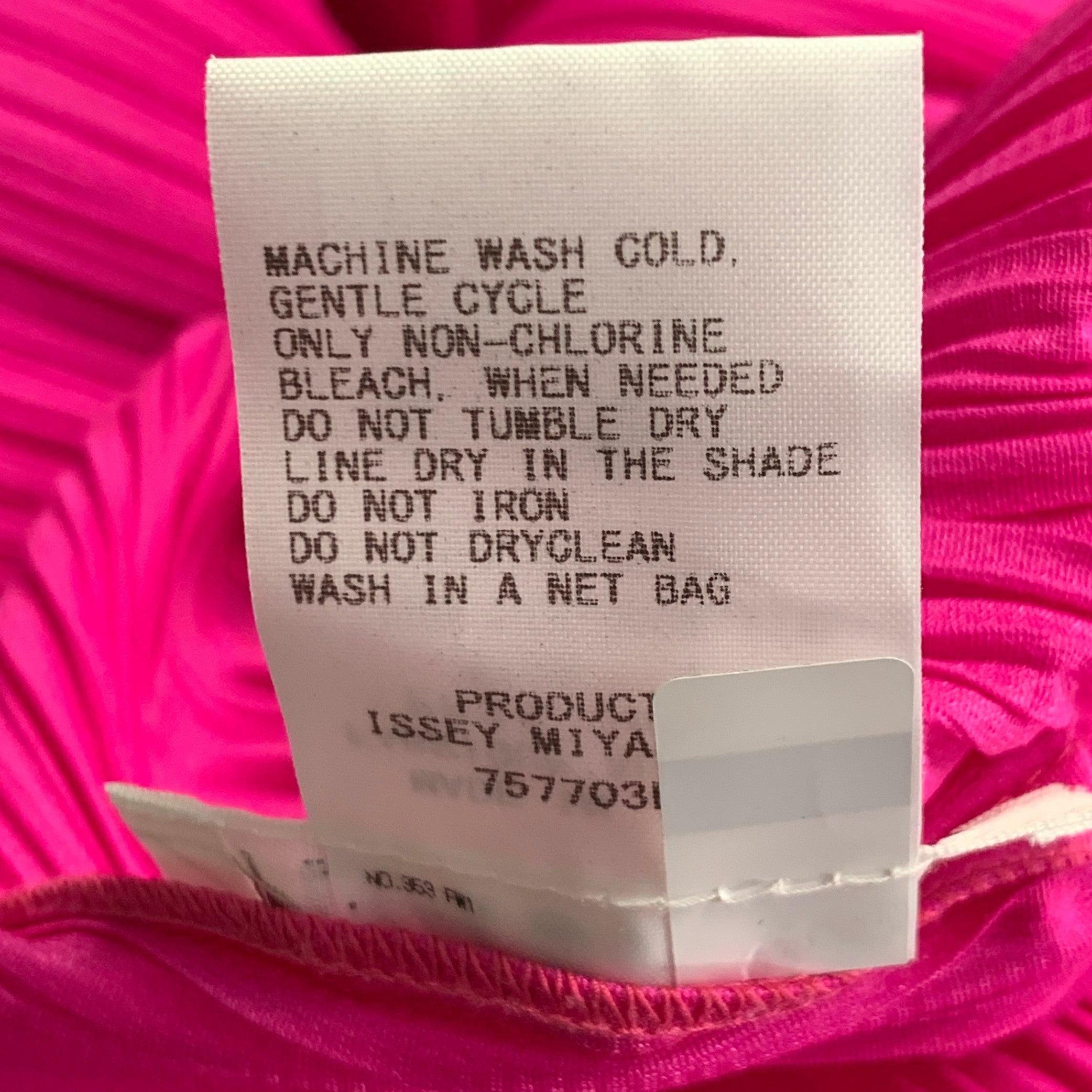 ISSEY MIYAKE PLEATS PLEASE Größe L Fuchsia Pink Polyester Plissiertes Etuikleid im Angebot 2