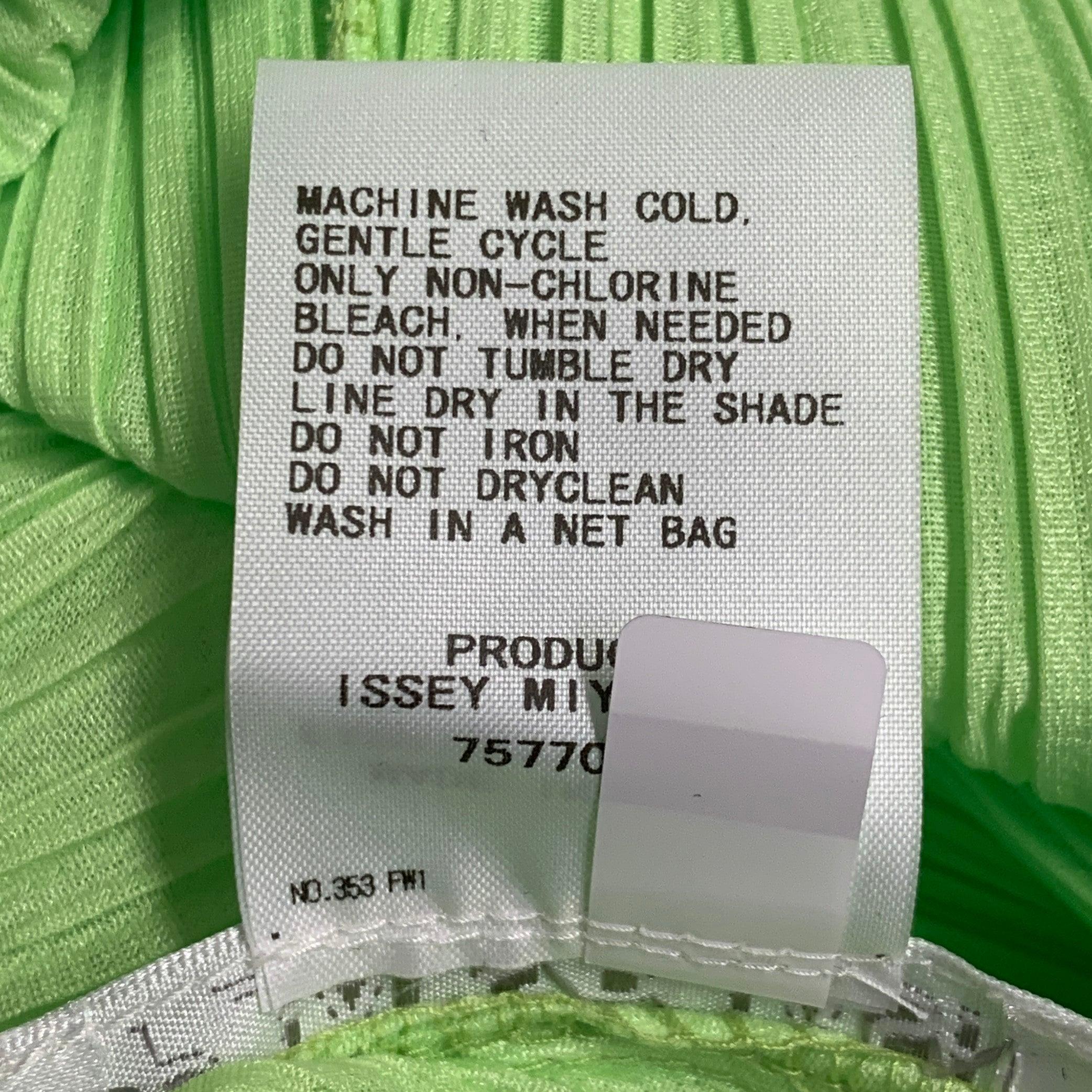 Issey Miyake Pleats Please Taglia L Abito a Maglia in Poliestere Plissettato Verde Neon in vendita 1