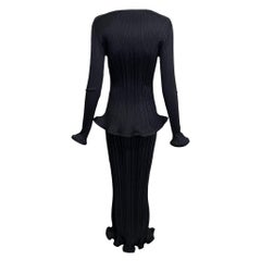 Issey Miyake Pleats Please Frühjahr 1997 Schwarzes Trompetensaum-Ensemble