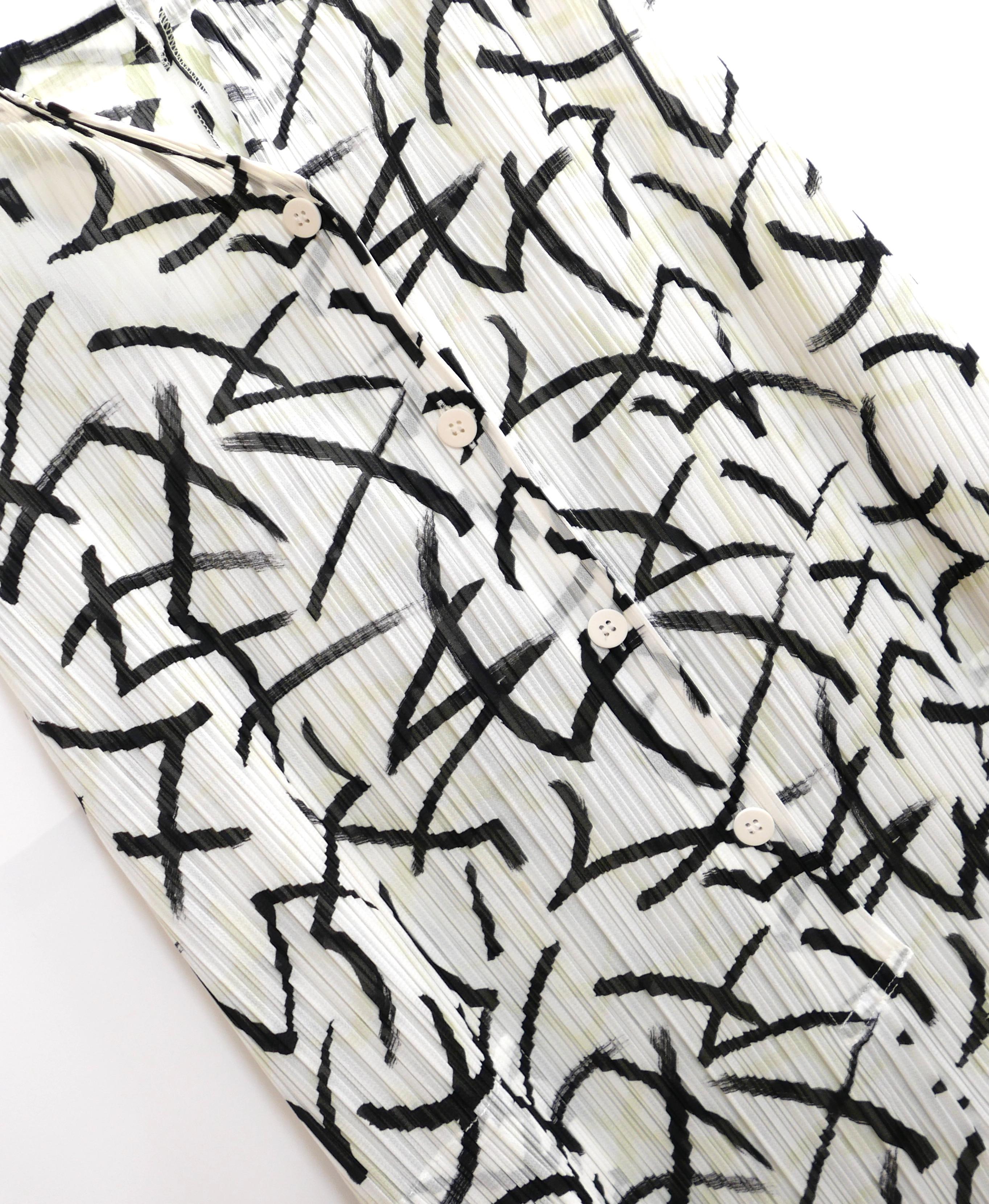 
Splendida tuta Issey Miyake Pleats Please con stampa a ghirigori. Non indossato. Realizzato in poliestere bianco plissettato con una stampa a ghirigori nera e beige, ha un taglio ampio con bottoni sul davanti e spacchi ai lati delle gambe. Codice