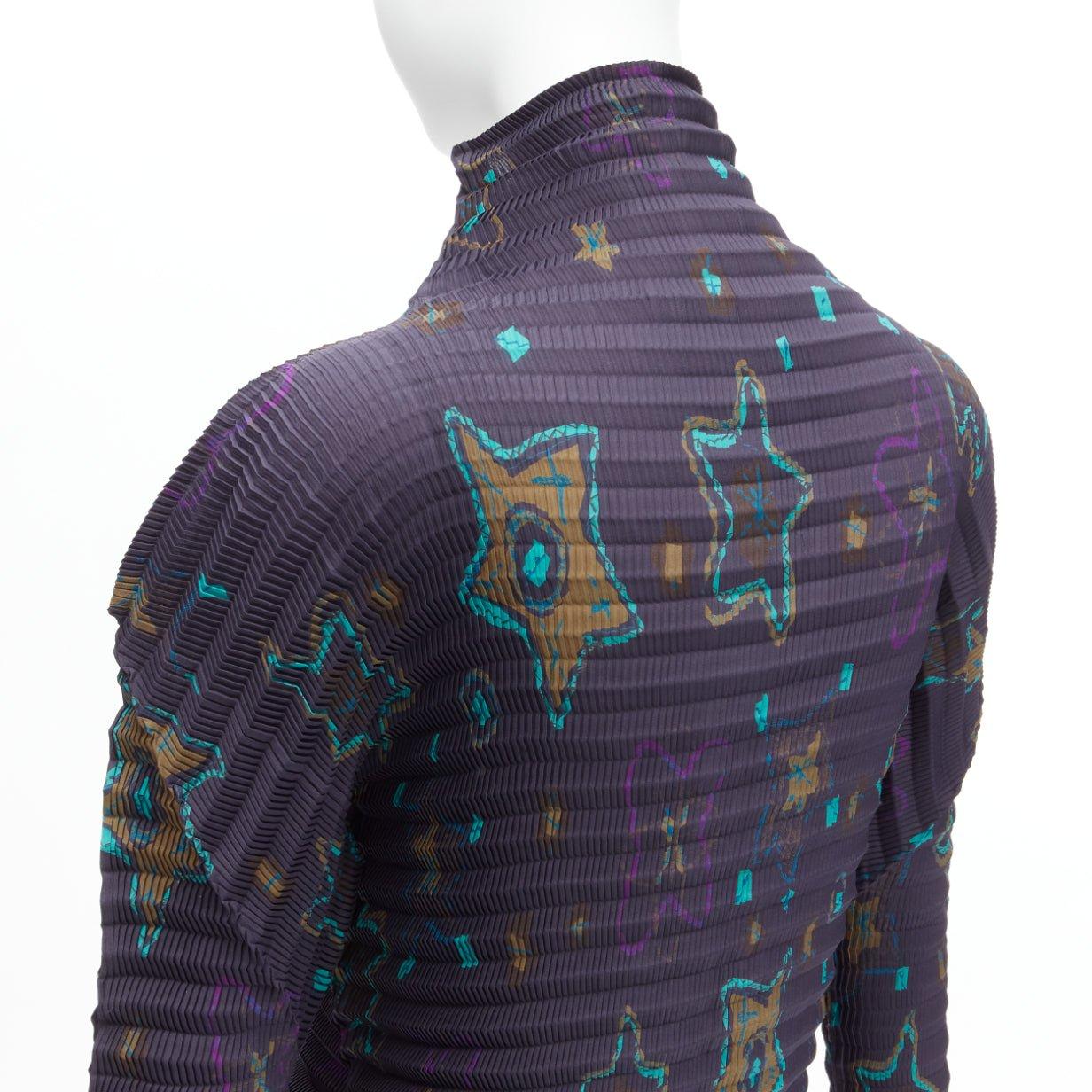 rare ISSEY MIYAKE PLEATS PLEASE green star print dark blue stand collar pleated shirt top JP2 M
Reference: TGAS/D00468
Brand: Issey Miyake Pleats Please
Material: Polyester
Color: Navy, Multicolour
Pattern: Abstract
Closure: Button
Made in: