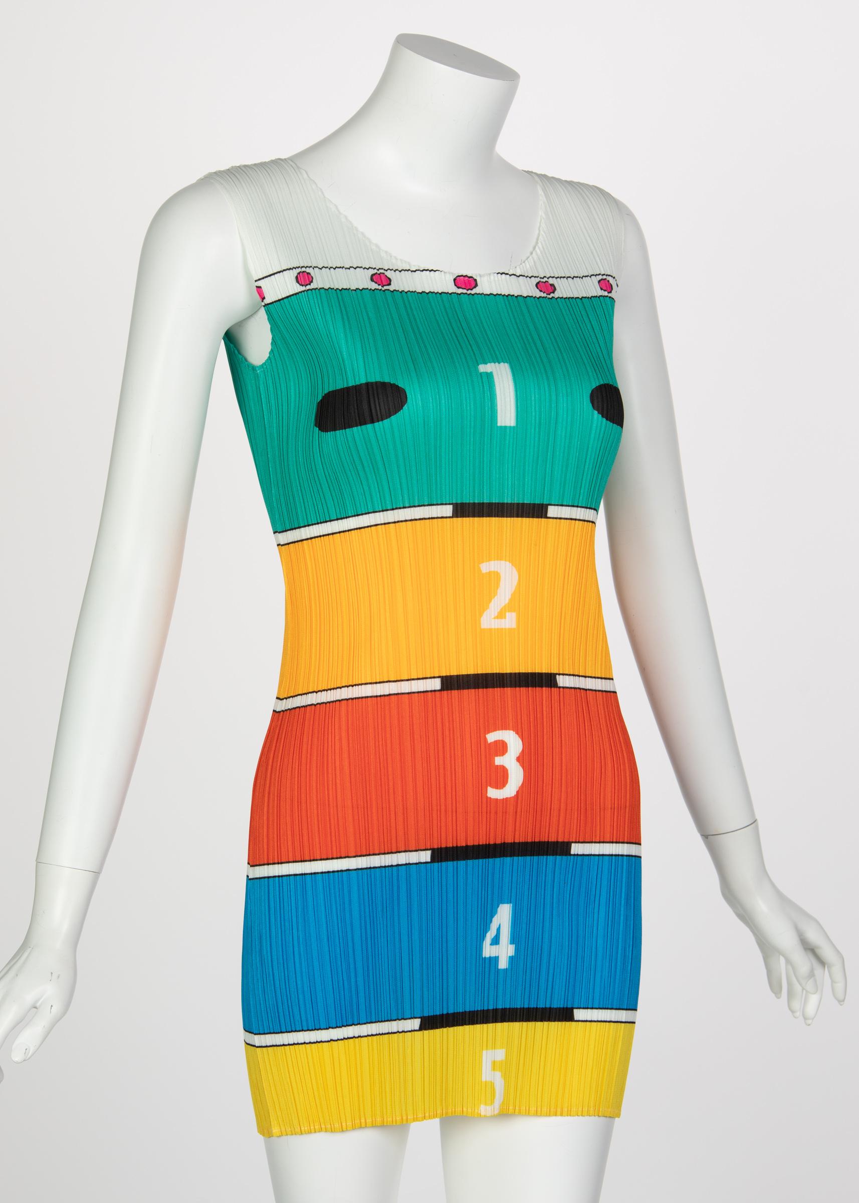  Mini robe chasuble de ligne Pleats Please, pièce de collection vintage Issey Miyake Excellent état - En vente à Boca Raton, FL