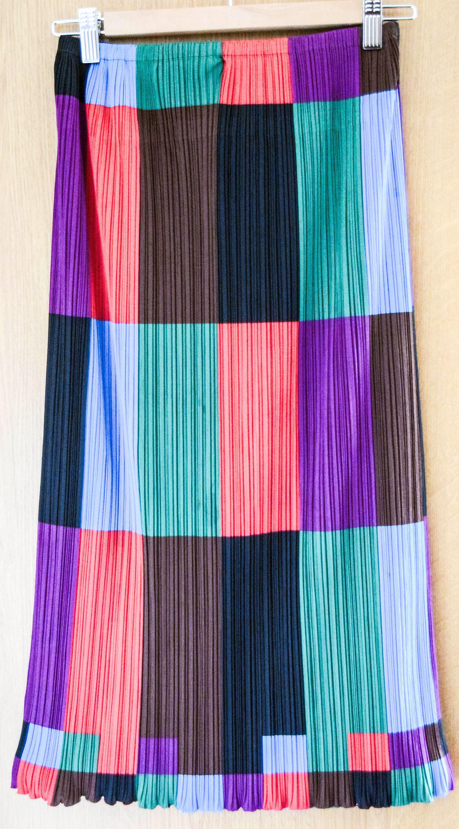 Gonna Issey Miyake Please Pleats 
Questa bellissima gonna è in condizioni eccellenti.
L'interno doppio lo rende più pesante e meno visibile.
Rara e colorata gonna bellissima.
È come un bellissimo olio, un dipinto.
Vita elastica
Etichetta firmata