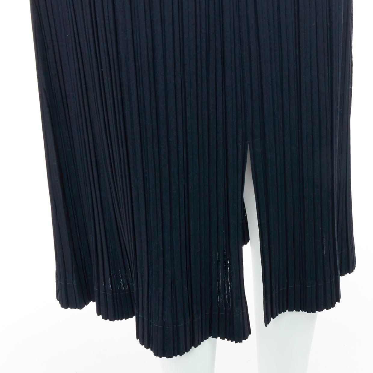 Issey Miyake Pleats Please, gonna a pieghe in misto lana con spacco posteriore JP3 L.
Riferimento: KNLM/A00334
Marchio: Issey Miyake
Collezione: Pleats Please
Materiale: Lana, misto
Colore: nero
Modello: Tinta unita
Chiusura: elastica
Dettagli