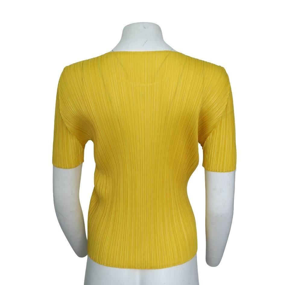 Issey Miyake Pleats Please Gelbes plissiertes Oberteil im Zustand „Hervorragend“ im Angebot in Beverly Hills, CA