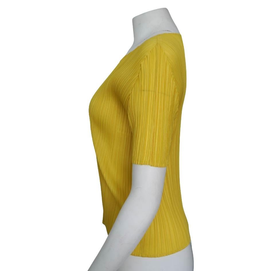 Issey Miyake Pleats Please Gelbes plissiertes Oberteil für Damen oder Herren im Angebot
