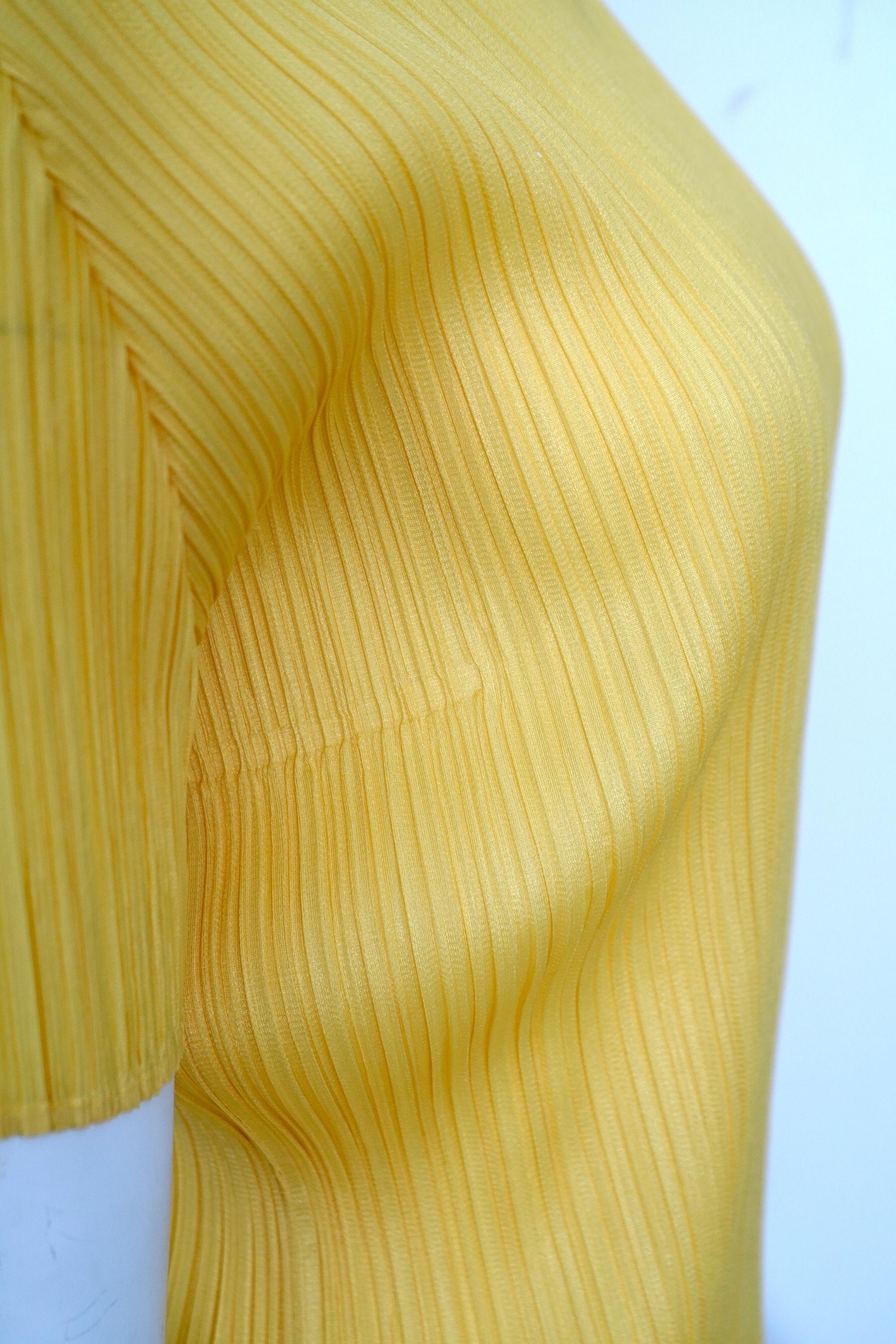 Issey Miyake Pleats Please Gelbes plissiertes Oberteil im Angebot 1