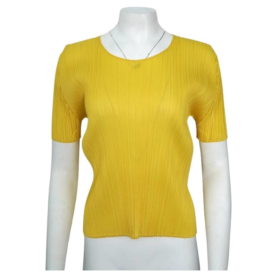 Issey Miyake Pleats Please Gelbes plissiertes Oberteil im Angebot
